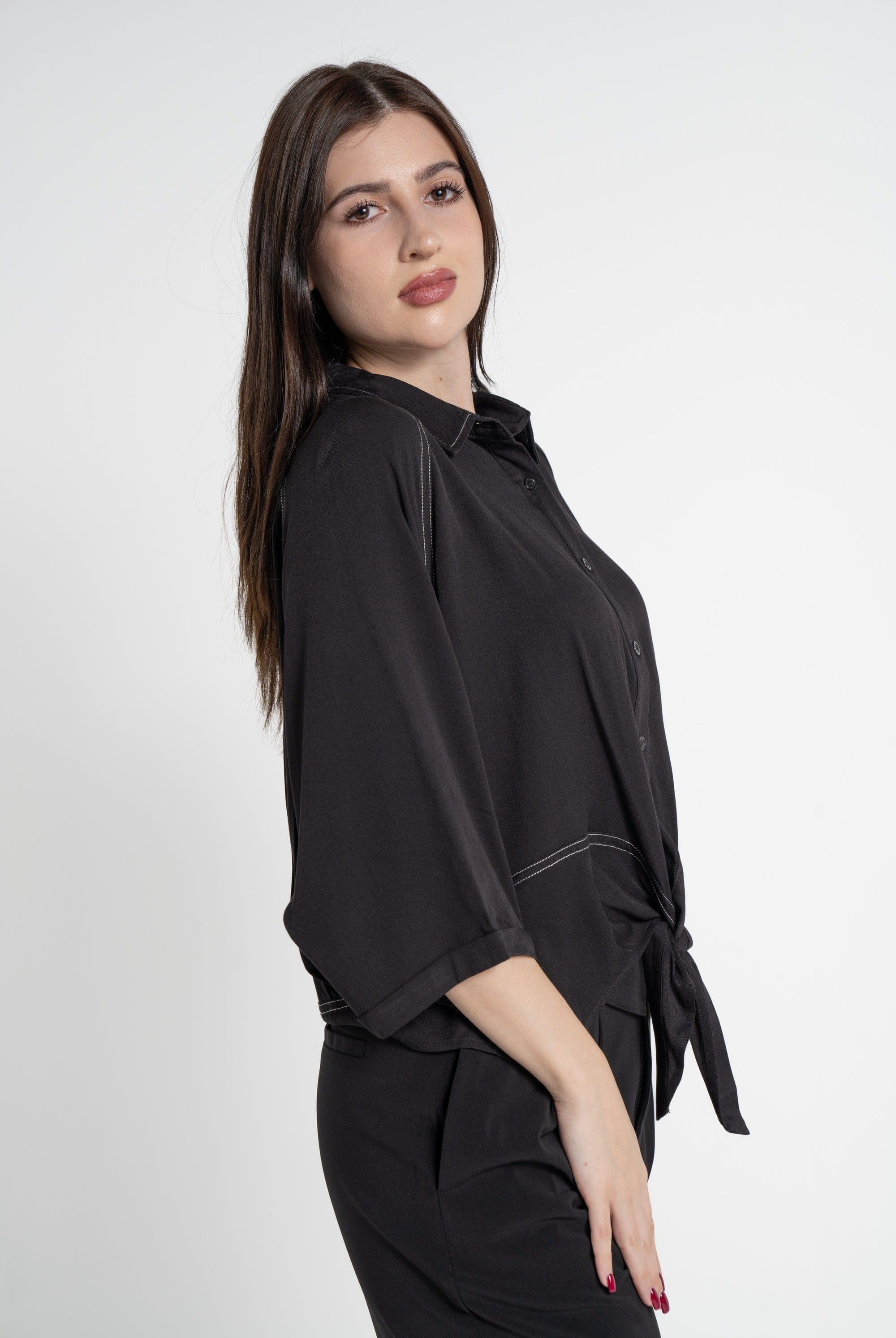 ميكا بلوزة بأكمام 3/4 سادة بأزرار أمامية برباط نسائي