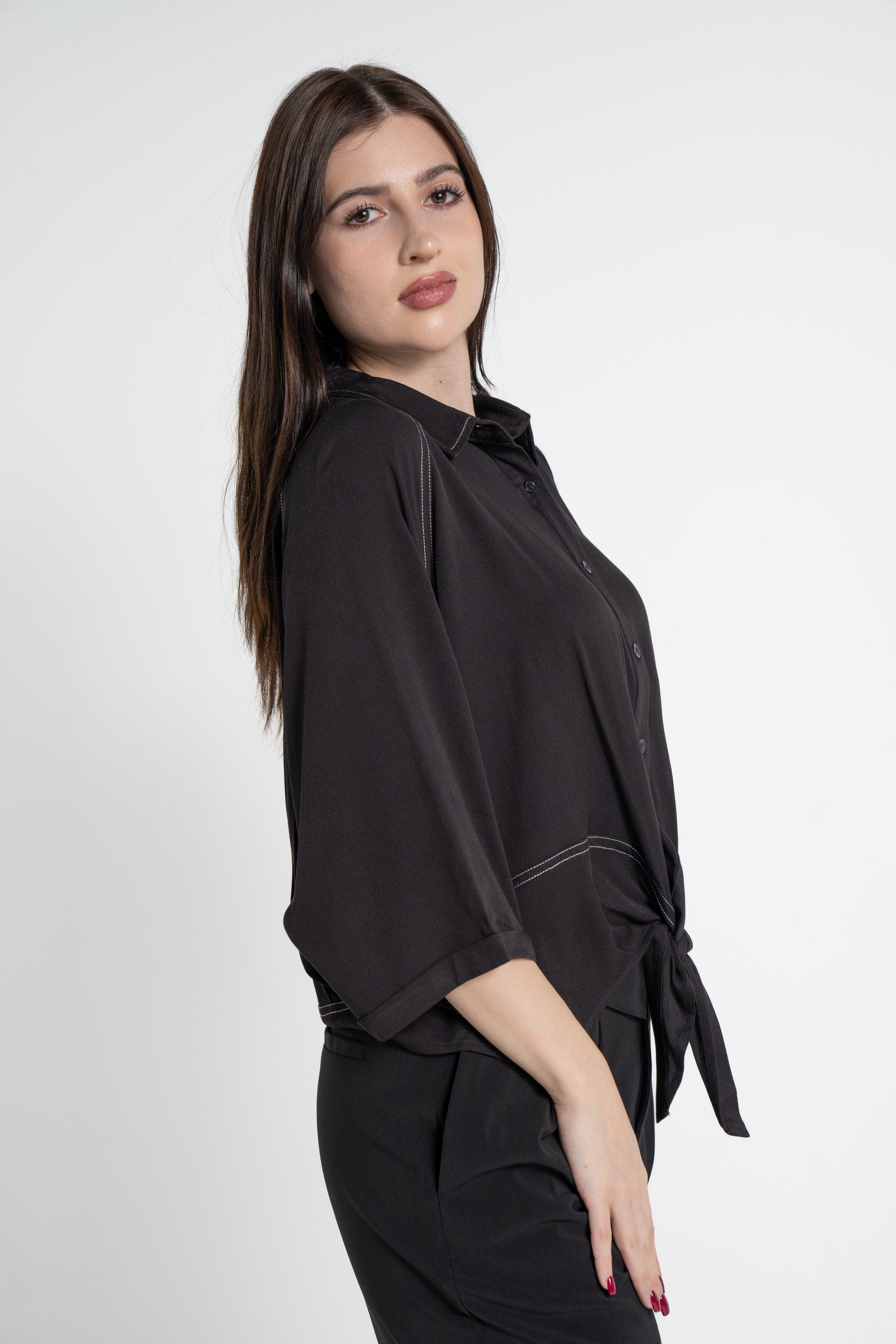 ميكا بلوزة بأكمام 3/4 سادة بأزرار أمامية برباط نسائي