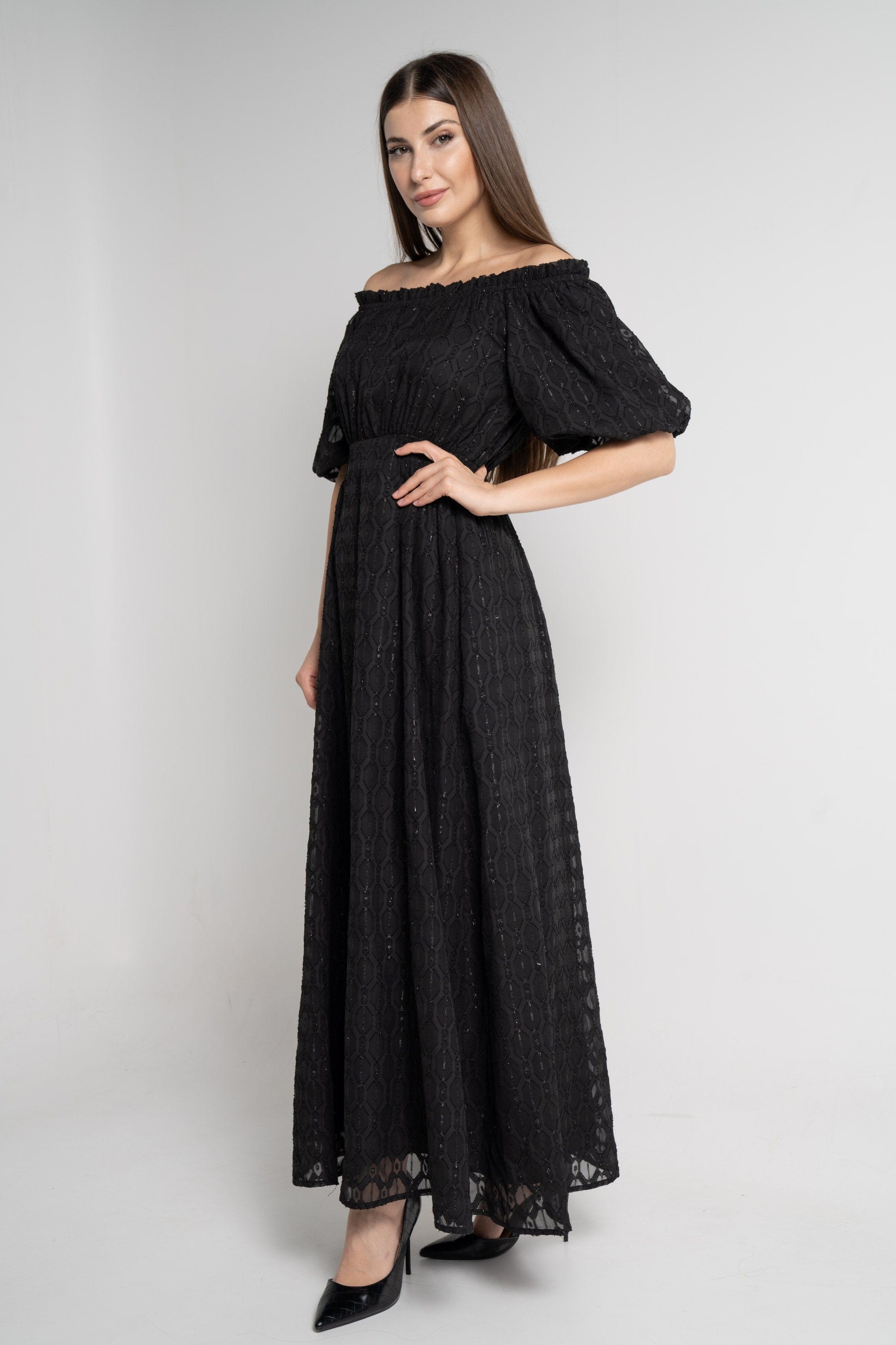 ميكا فستان ماكسي بأكمام قصيرة أوف شولدر مطرز