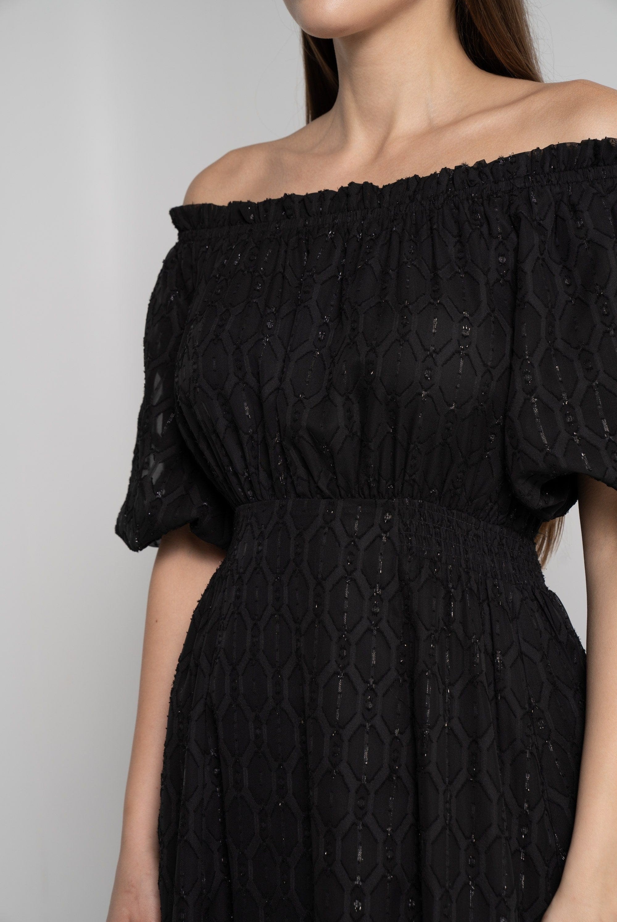 ميكا فستان ماكسي بأكمام قصيرة أوف شولدر مطرز