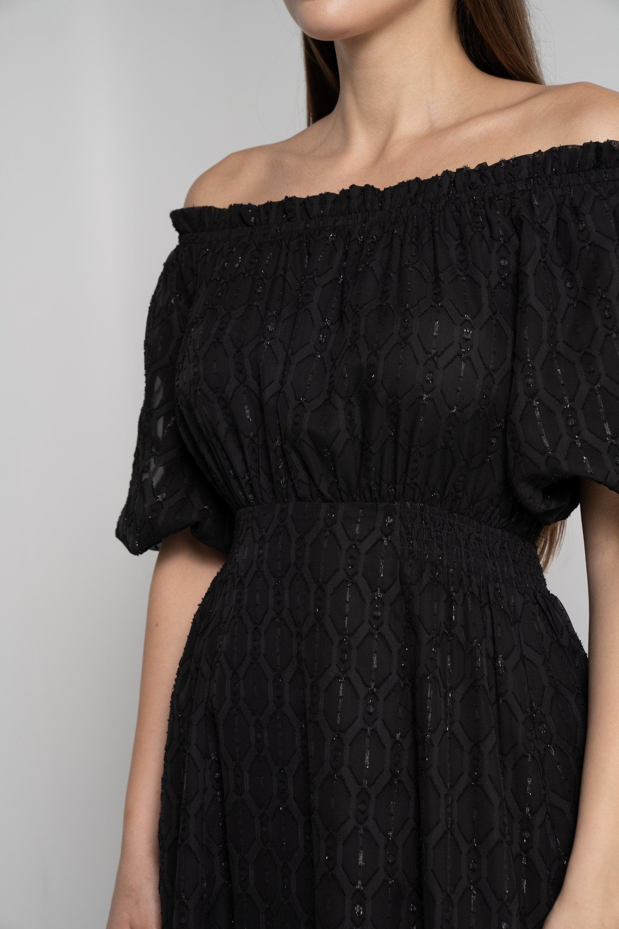 ميكا فستان ماكسي بأكمام قصيرة أوف شولدر مطرز