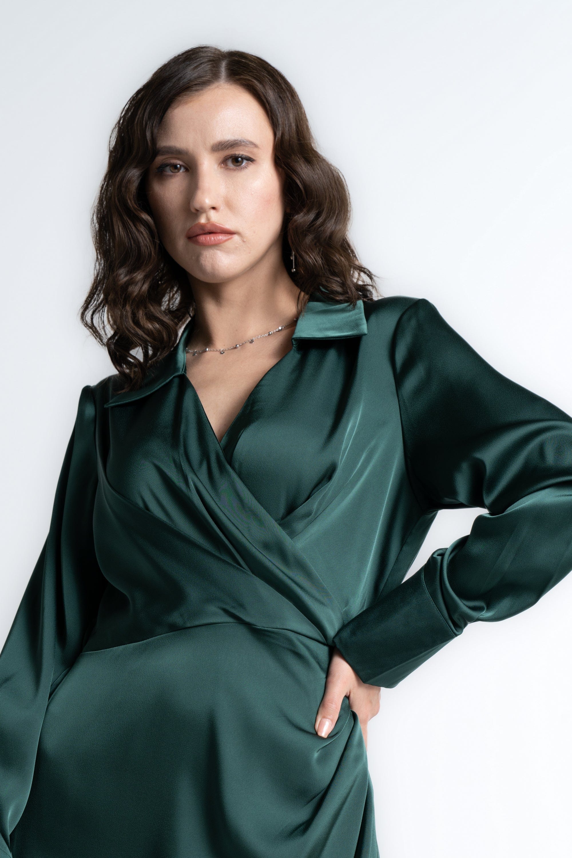 ميكا فستان لف بطول الركبة سادة طويل الأكمام