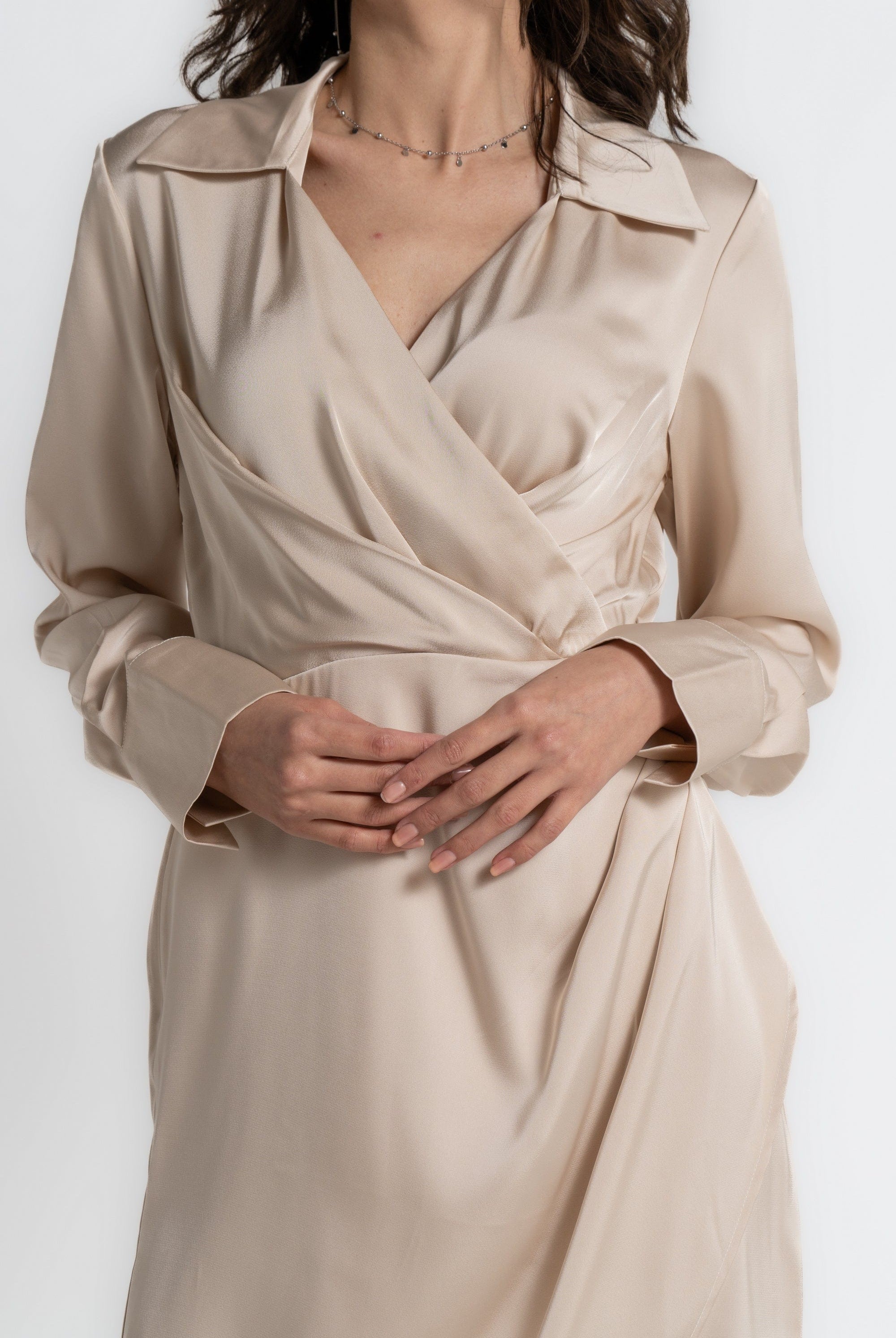 ميكا فستان لف بطول الركبة سادة طويل الأكمام