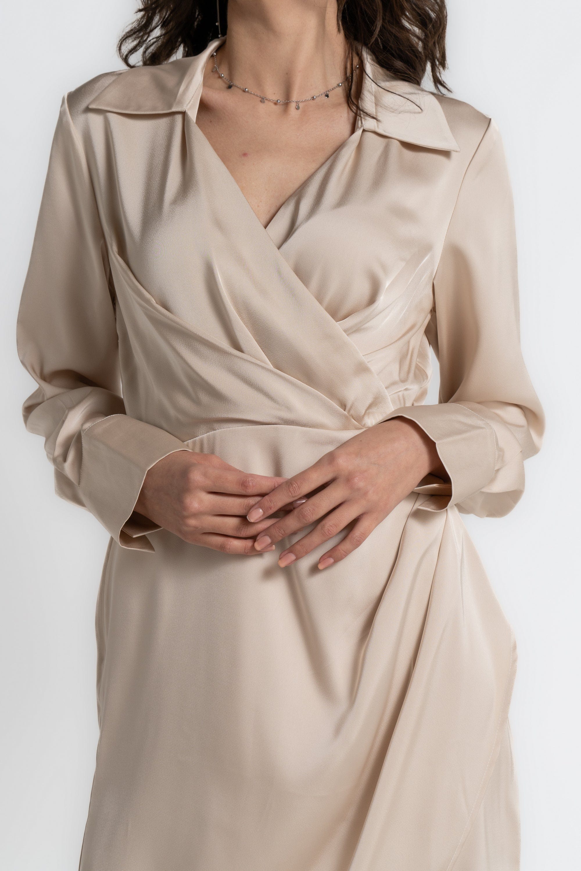 ميكا فستان لف بطول الركبة سادة طويل الأكمام