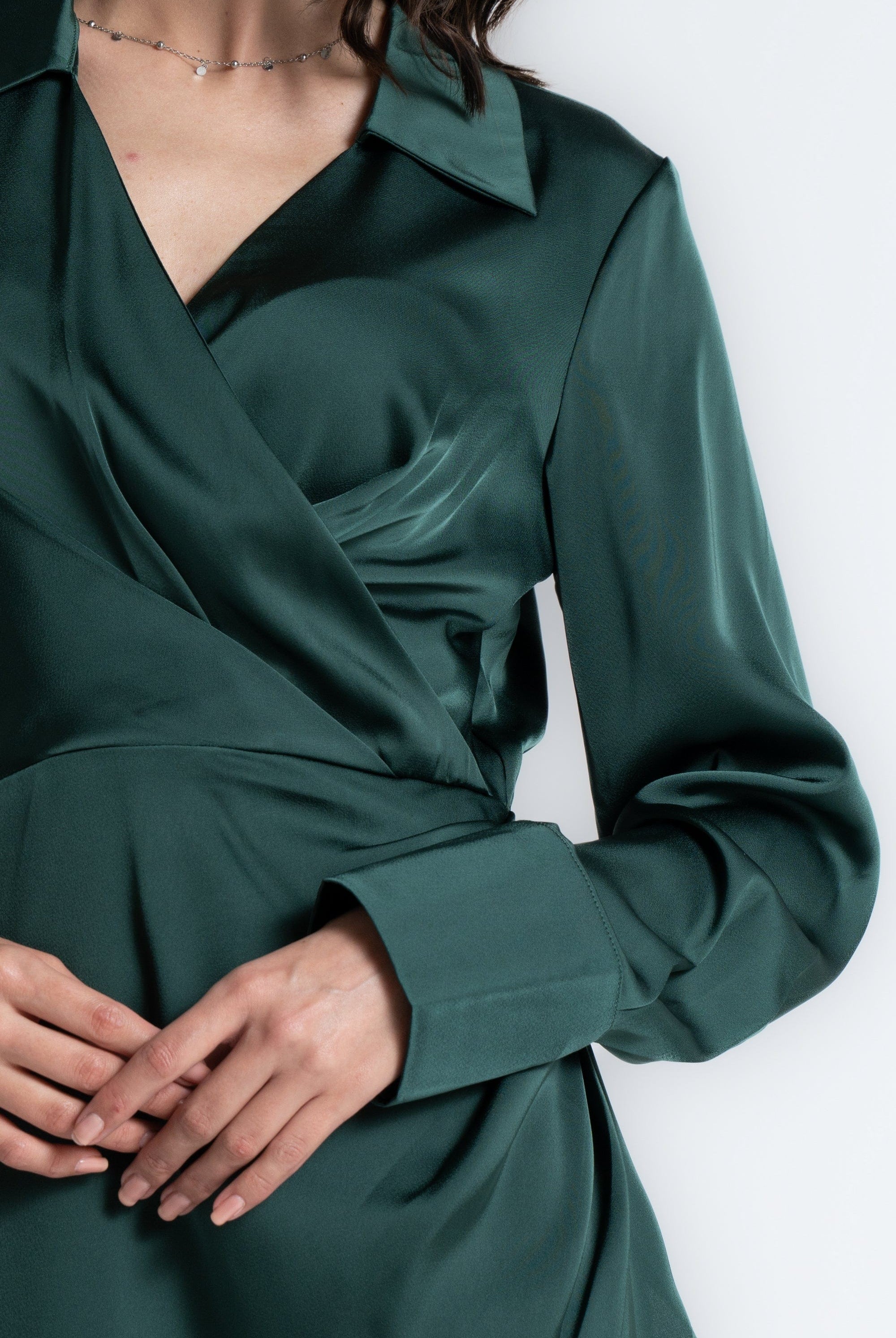 ميكا فستان لف بطول الركبة سادة طويل الأكمام