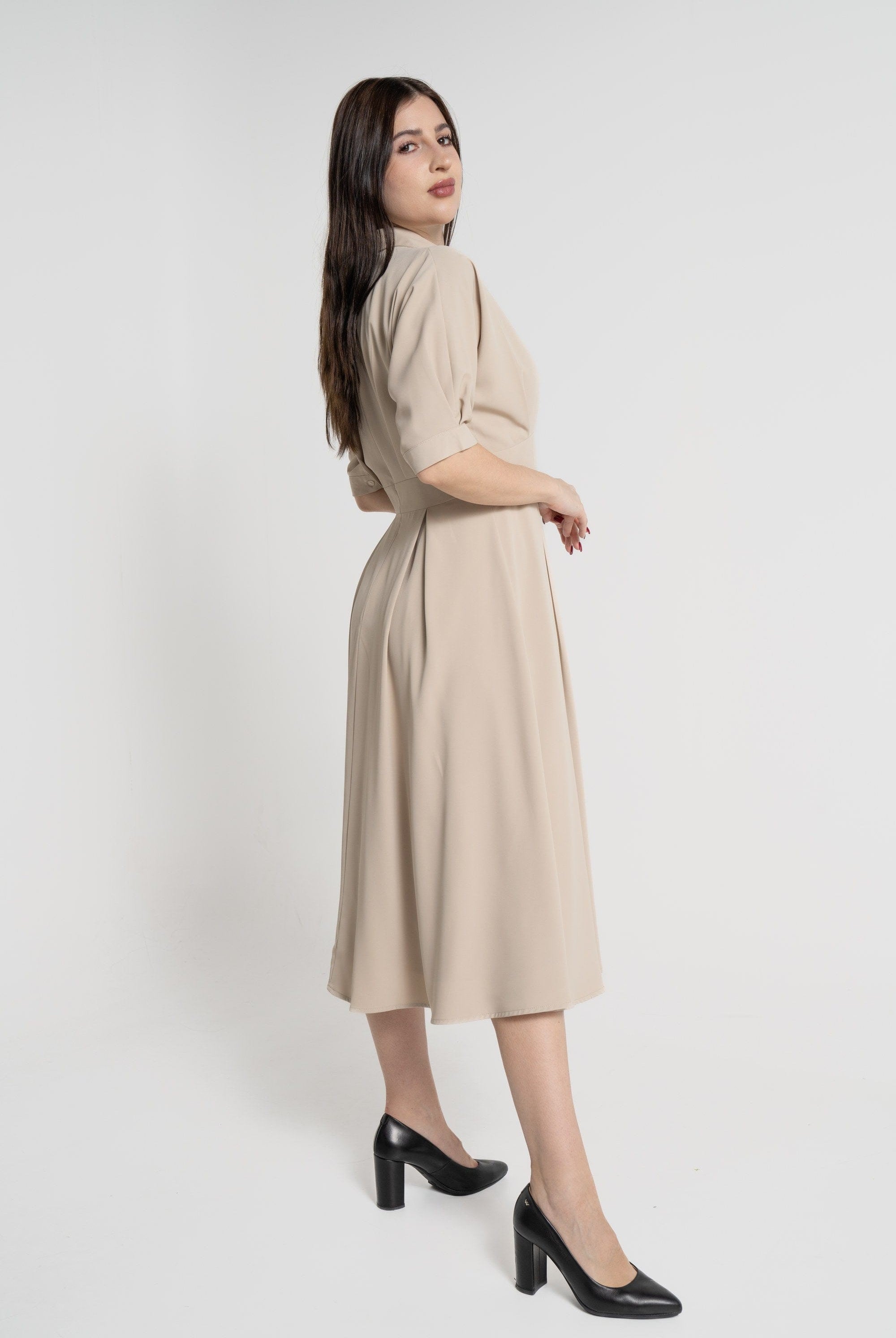 ميكا فستان ميدي بأكمام قصيرة بكسرات مخصر