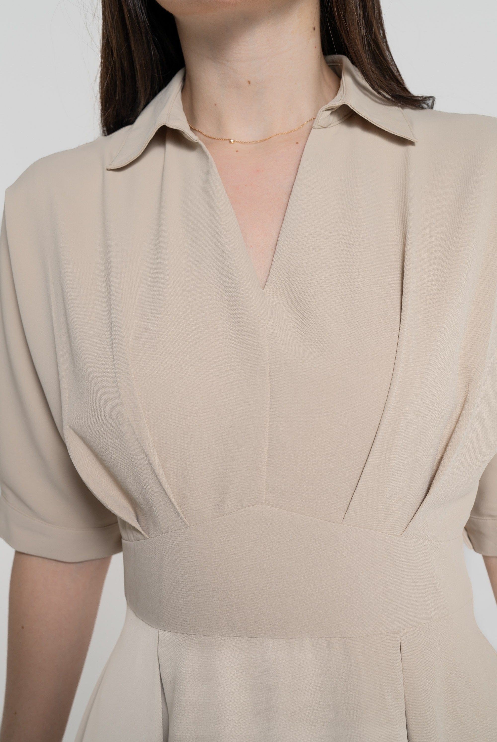 ميكا فستان ميدي بأكمام قصيرة بكسرات مخصر