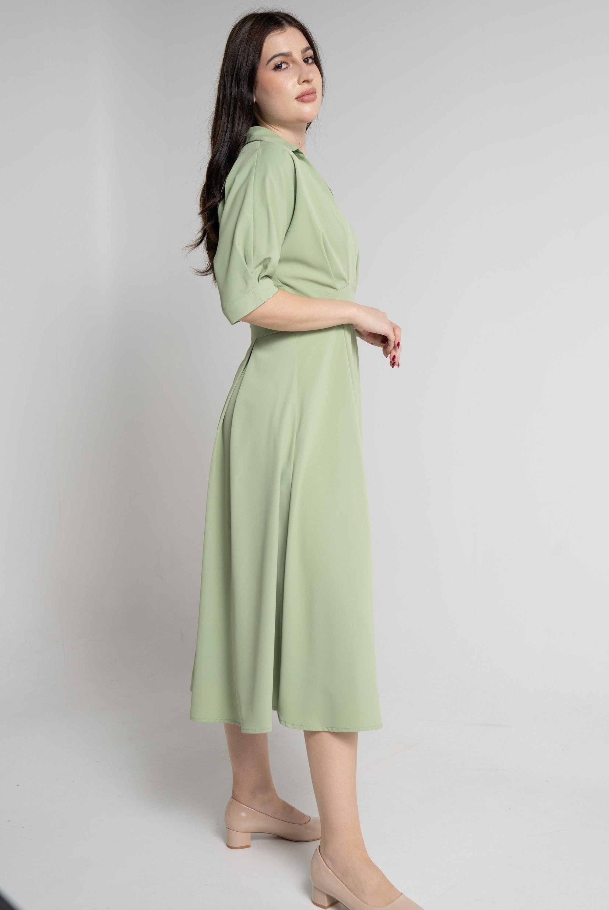 ميكا فستان ميدي بأكمام قصيرة بكسرات مخصر