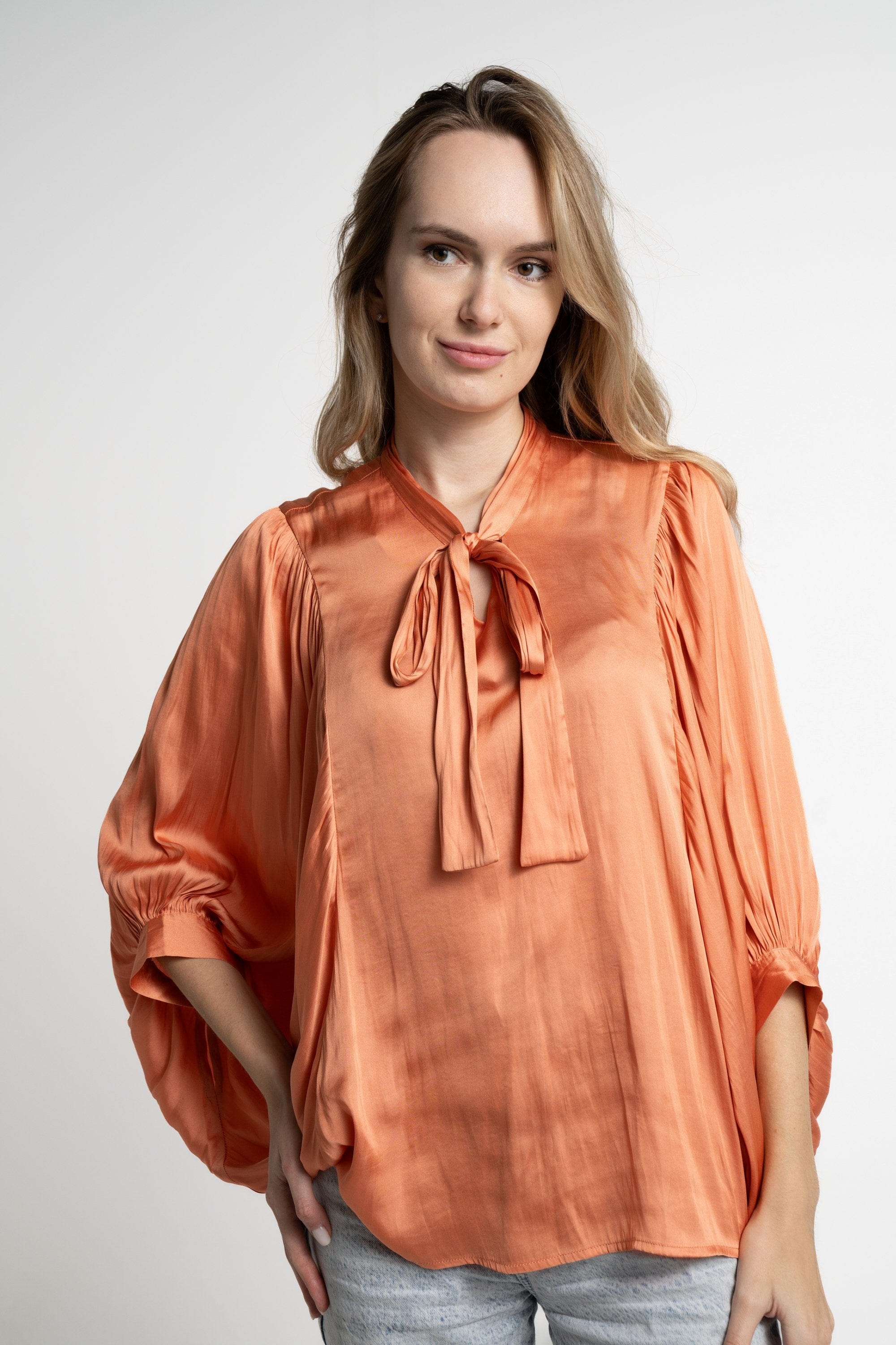 ميكا بلوزة بأكمام 3/4 بف سادة برباط أمامي نسائي