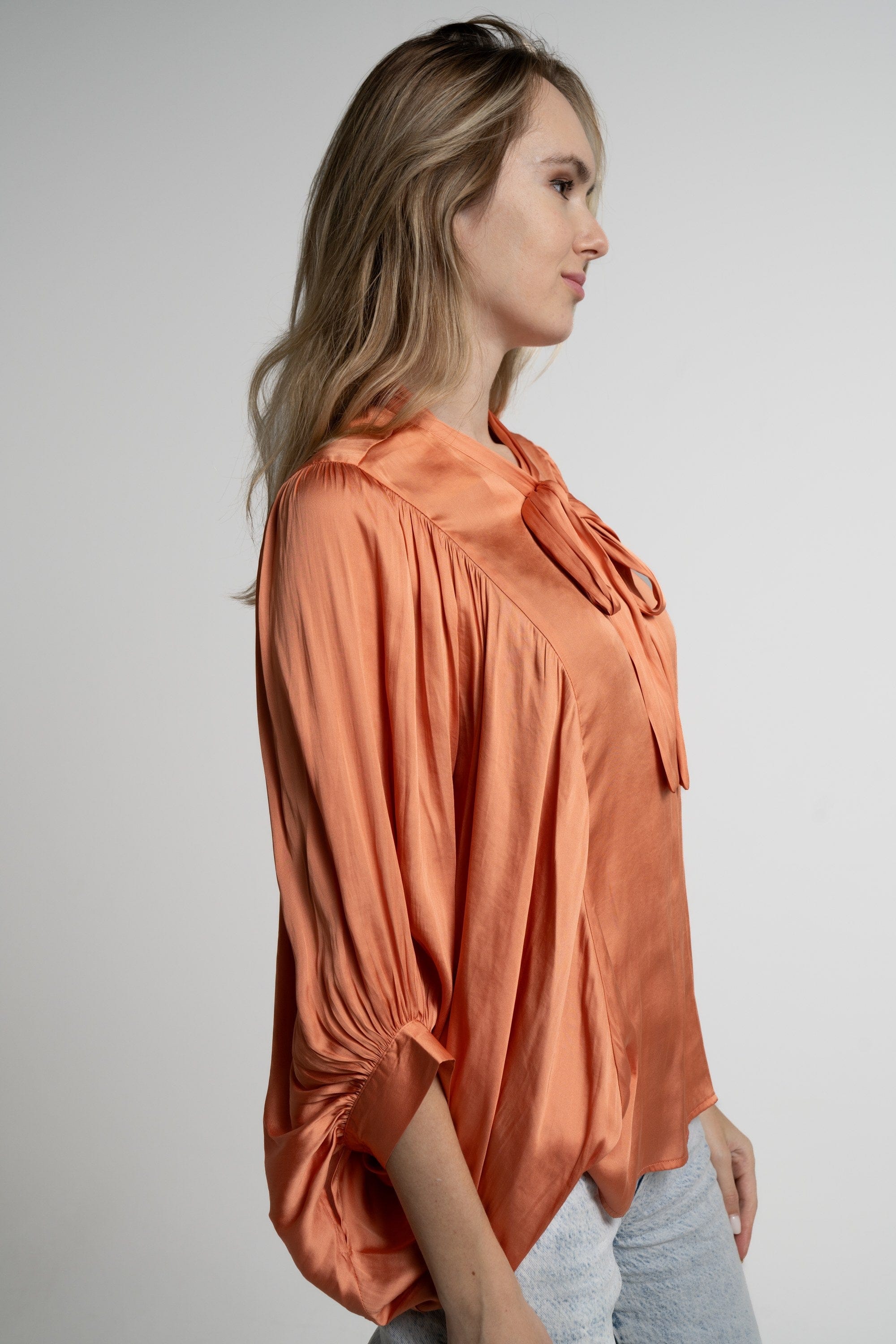 ميكا بلوزة بأكمام 3/4 بف سادة برباط أمامي نسائي