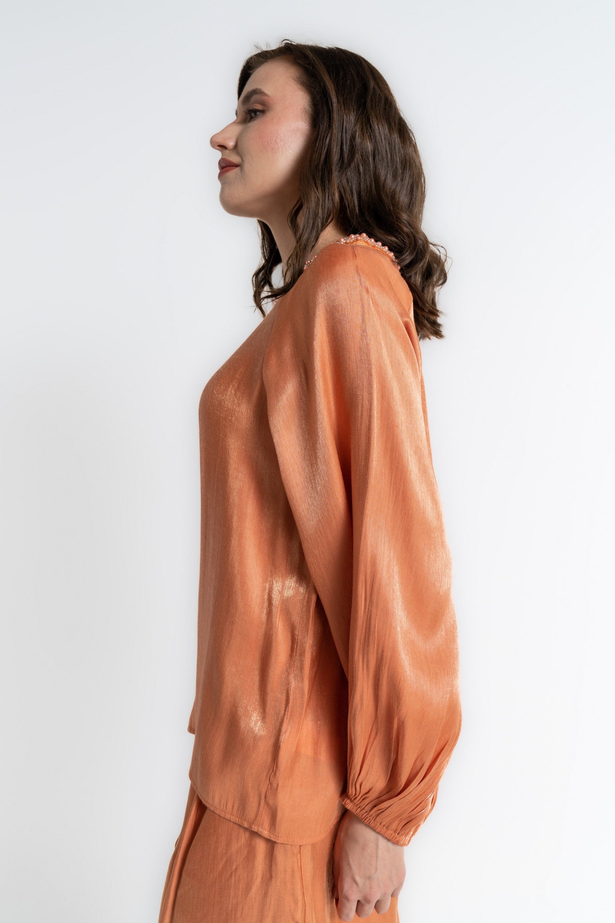 ميكا بلوزة بأكمام طويلة نسائية لامعة بتطريز على الرقبة