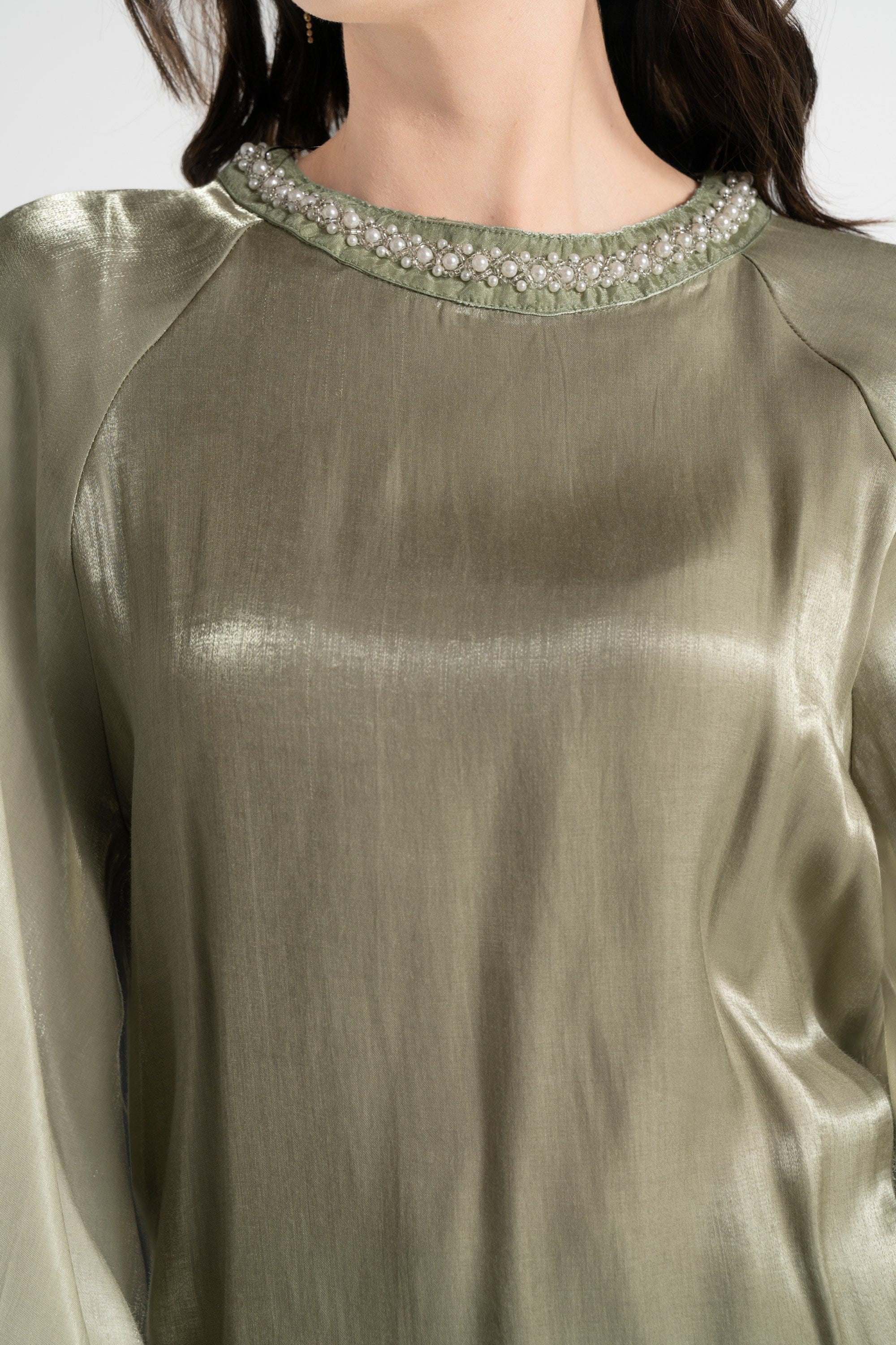 ميكا بلوزة بأكمام طويلة نسائية لامعة بتطريز على الرقبة