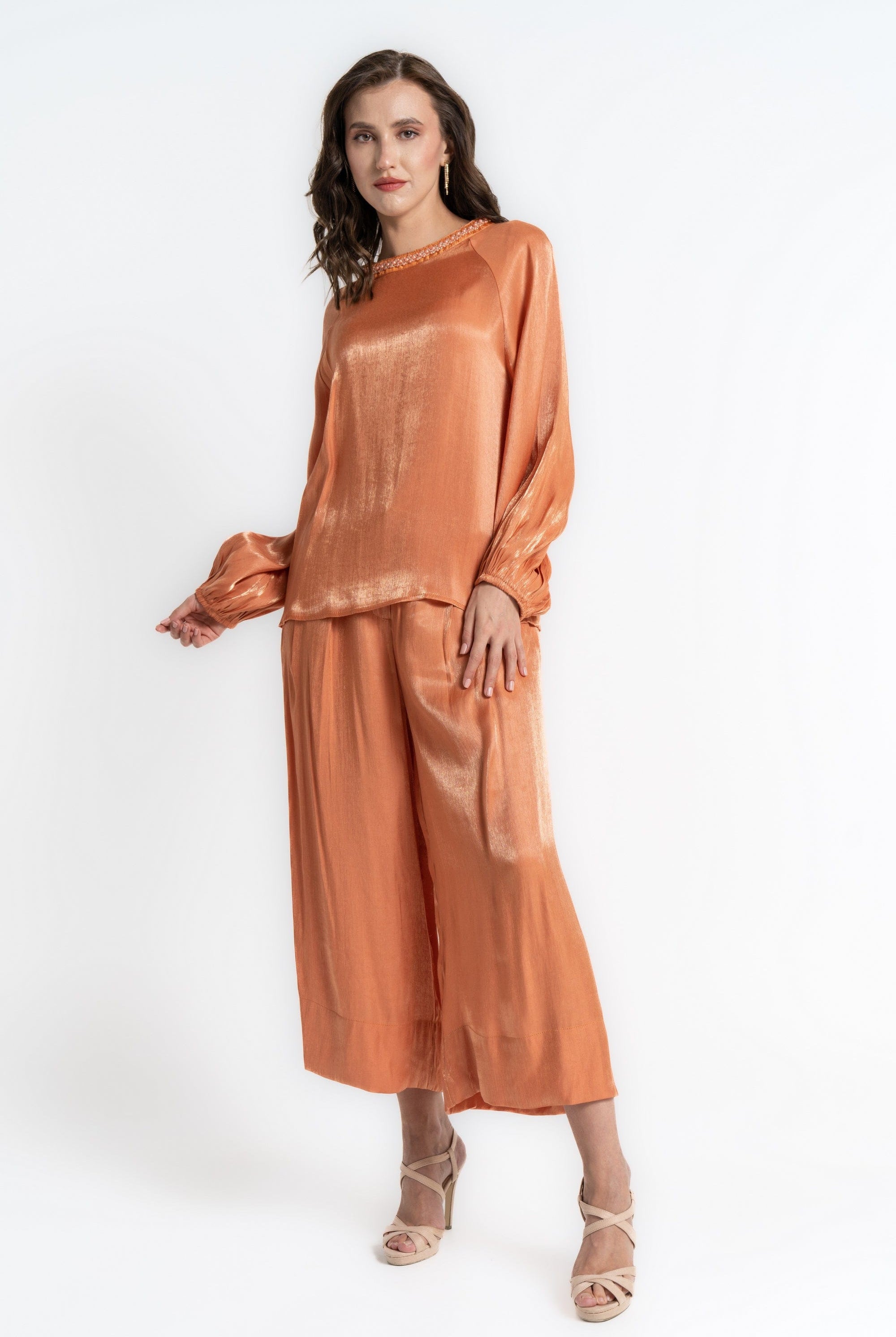 ميكا بلوزة بأكمام طويلة نسائية لامعة بتطريز على الرقبة