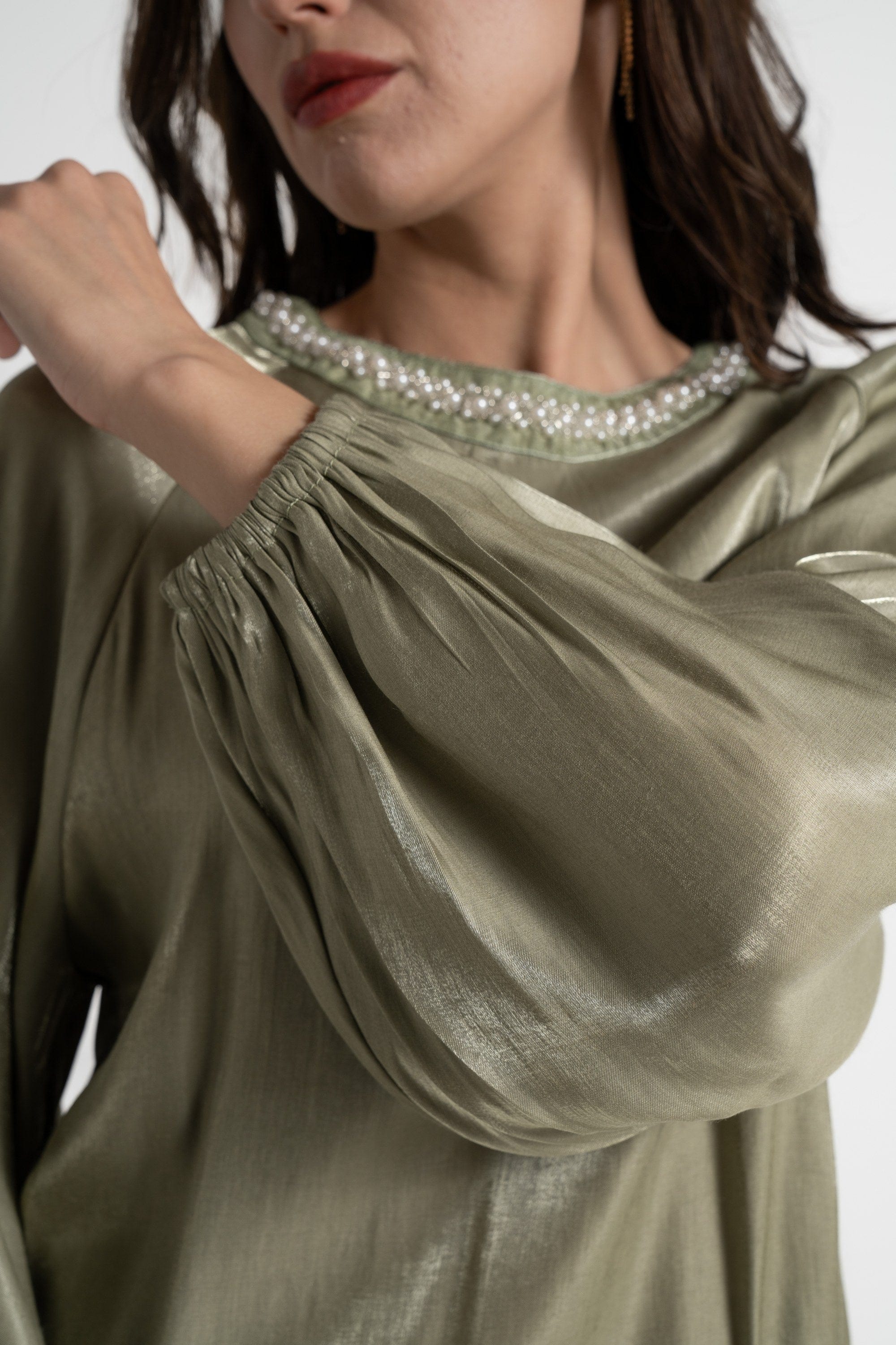 ميكا بلوزة بأكمام طويلة نسائية لامعة بتطريز على الرقبة