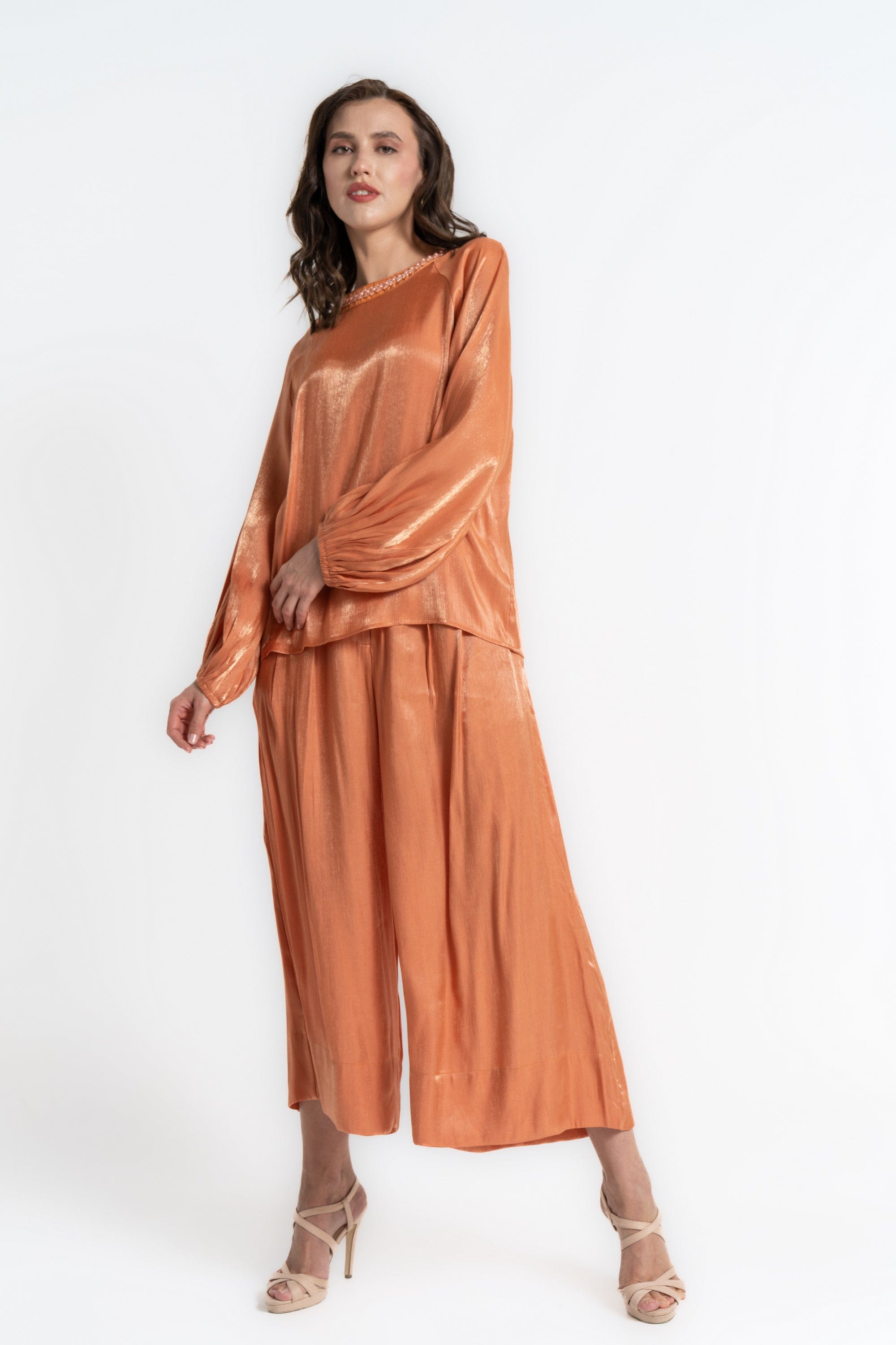 ميكا بلوزة بأكمام طويلة نسائية لامعة بتطريز على الرقبة