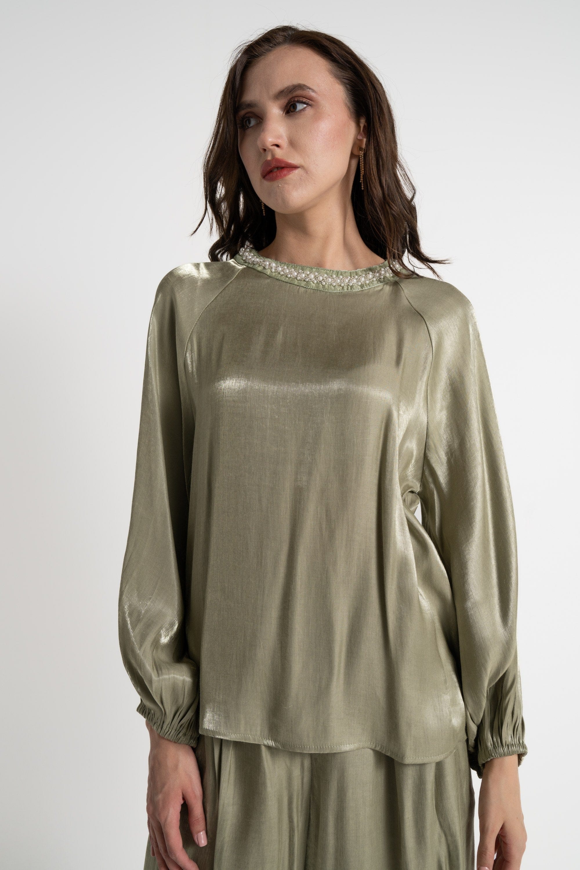 ميكا بلوزة بأكمام طويلة نسائية لامعة بتطريز على الرقبة