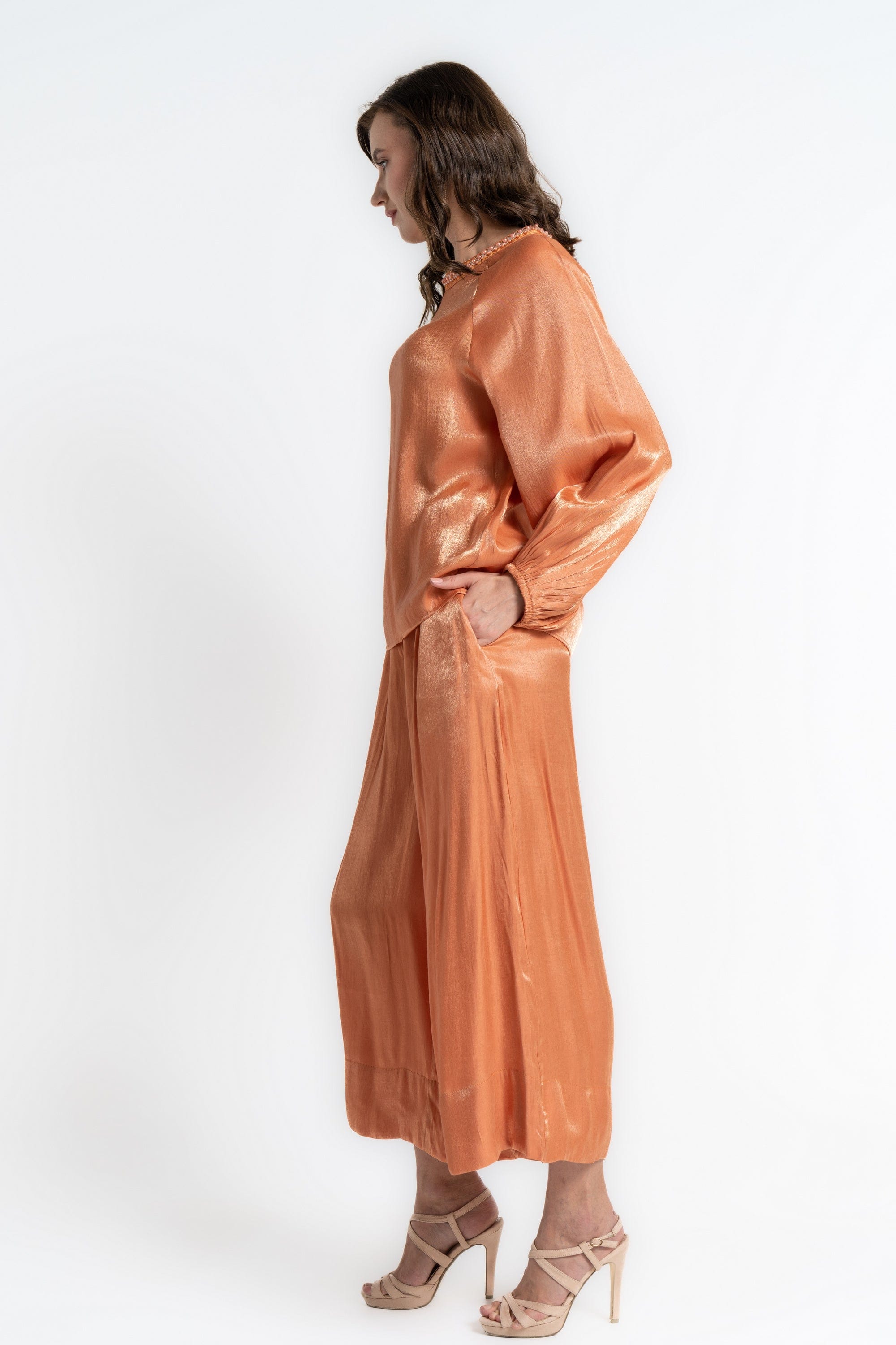 ميكا بلوزة بأكمام طويلة نسائية لامعة بتطريز على الرقبة