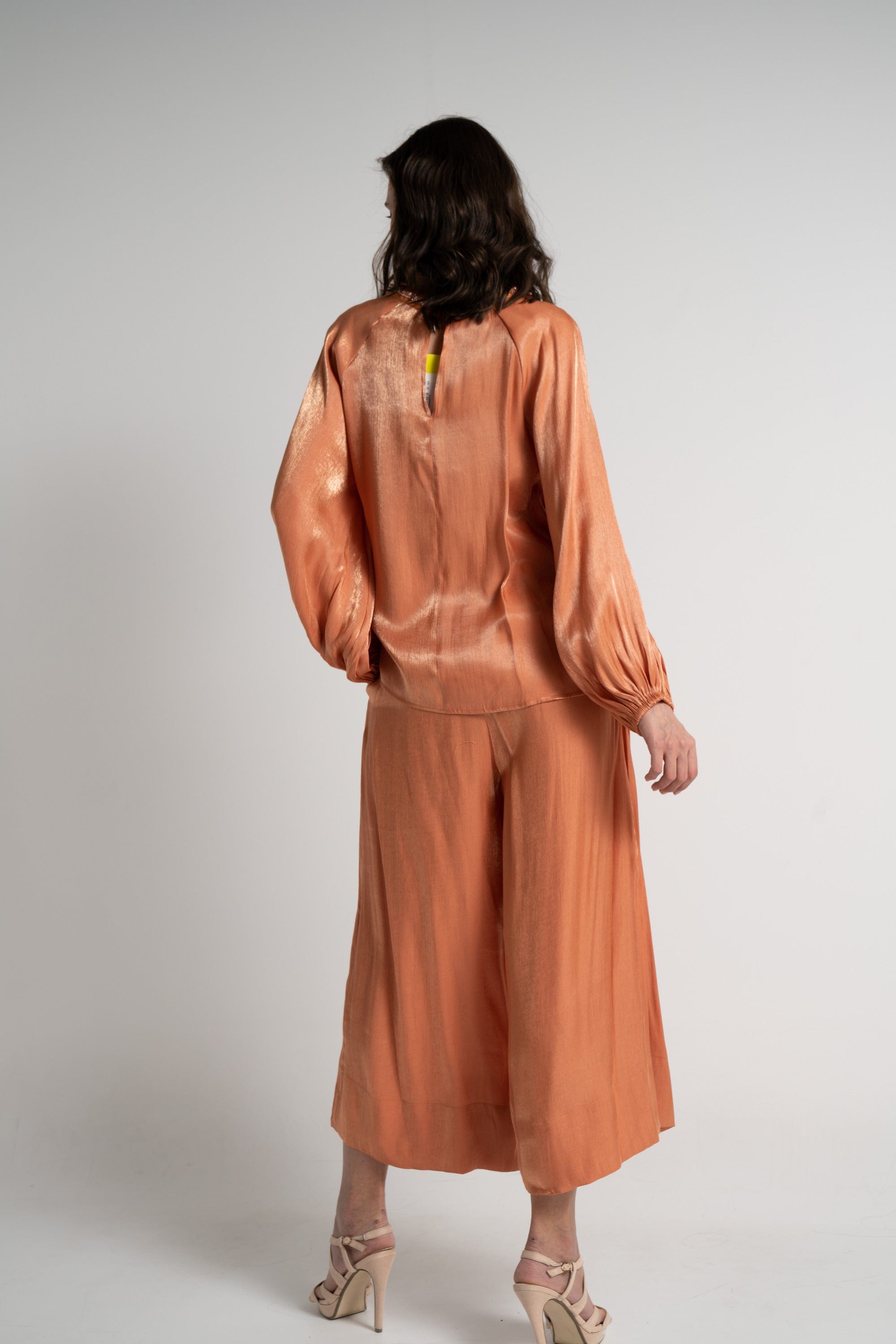 ميكا بلوزة بأكمام طويلة نسائية لامعة بتطريز على الرقبة