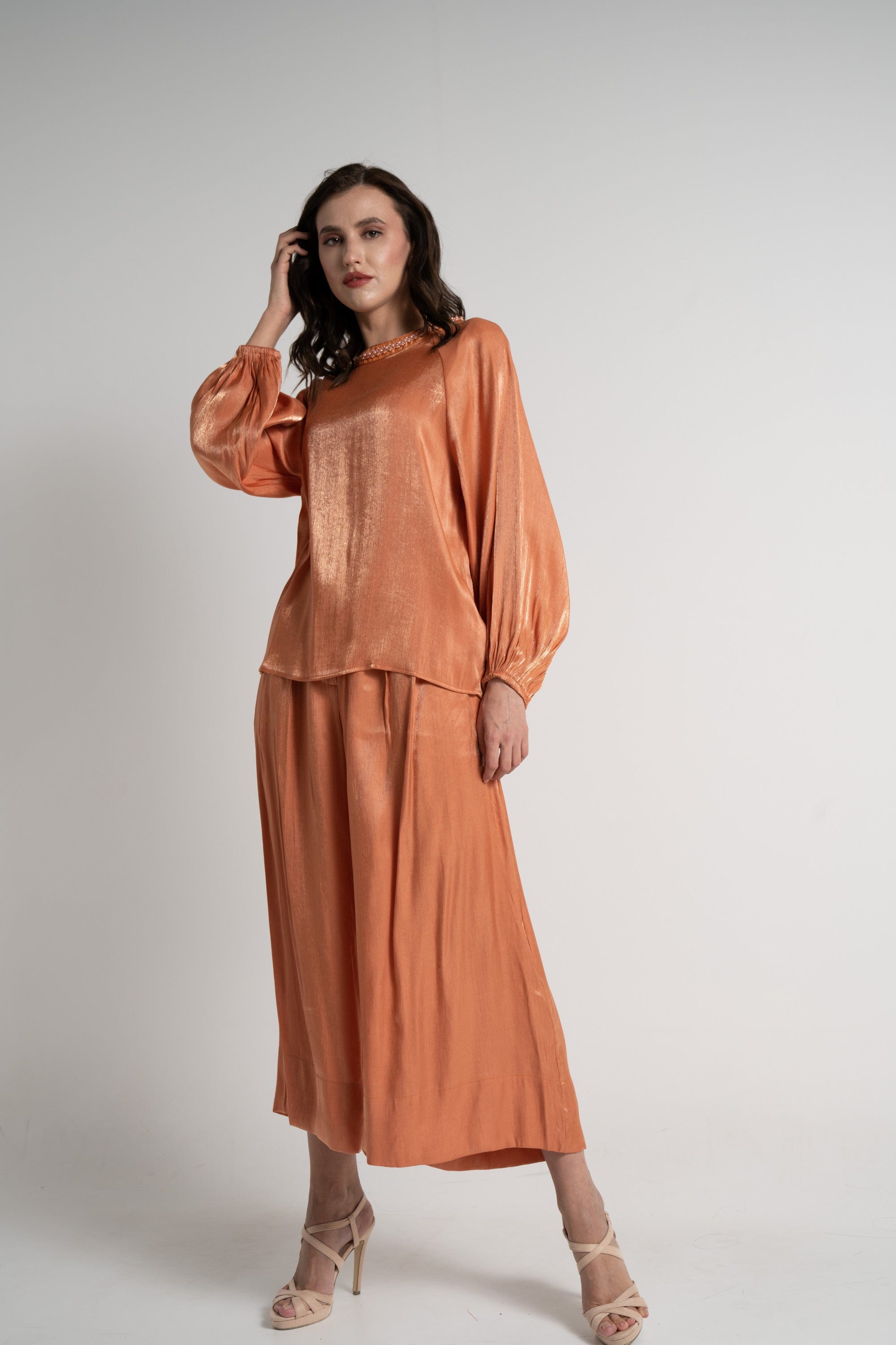 ميكا بلوزة بأكمام طويلة نسائية لامعة بتطريز على الرقبة