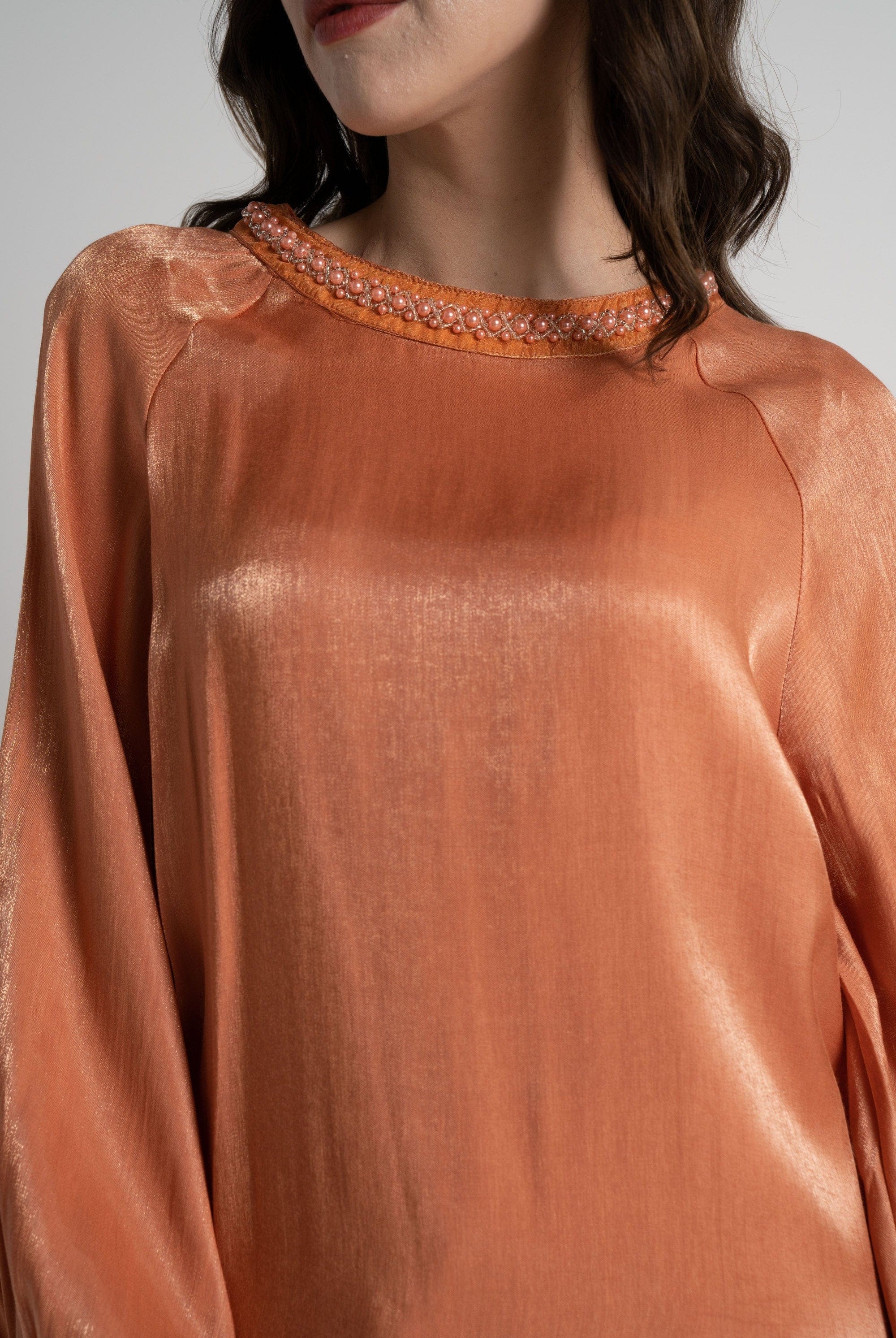 ميكا بلوزة بأكمام طويلة نسائية لامعة بتطريز على الرقبة