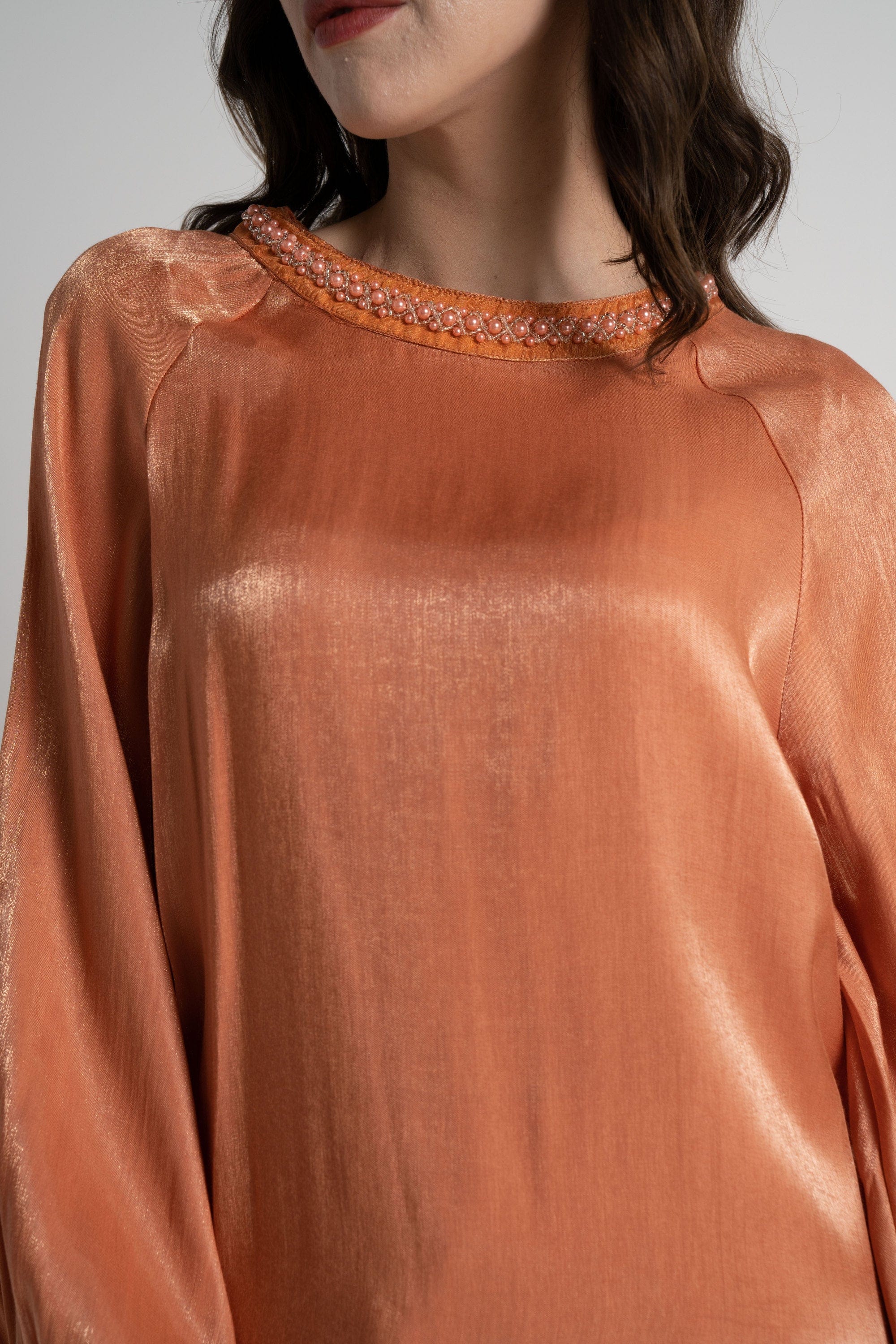 ميكا بلوزة بأكمام طويلة نسائية لامعة بتطريز على الرقبة