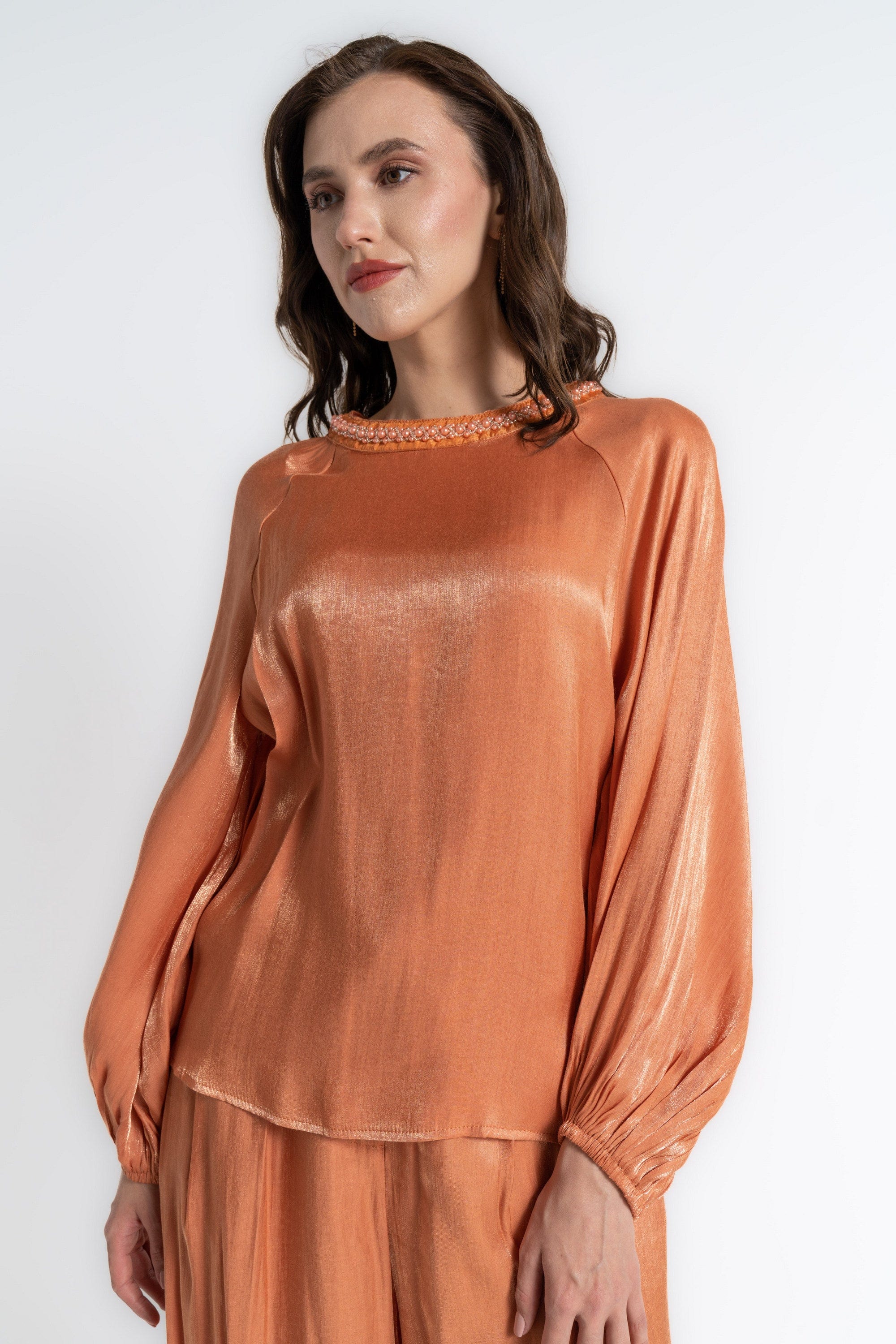 ميكا بلوزة بأكمام طويلة نسائية لامعة بتطريز على الرقبة