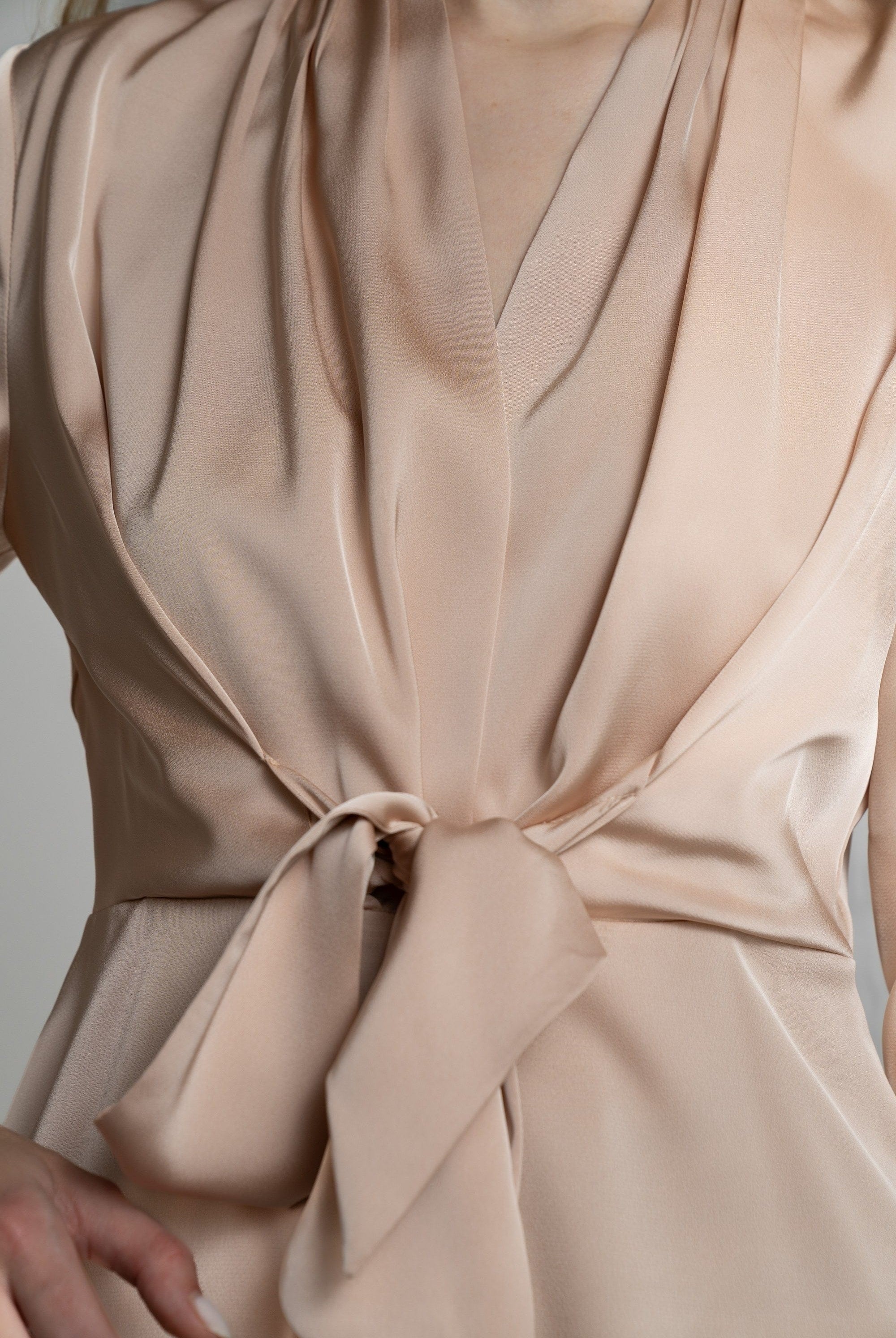 ميكا بلوزة بأكمام طويلة سادة برباط أمامية