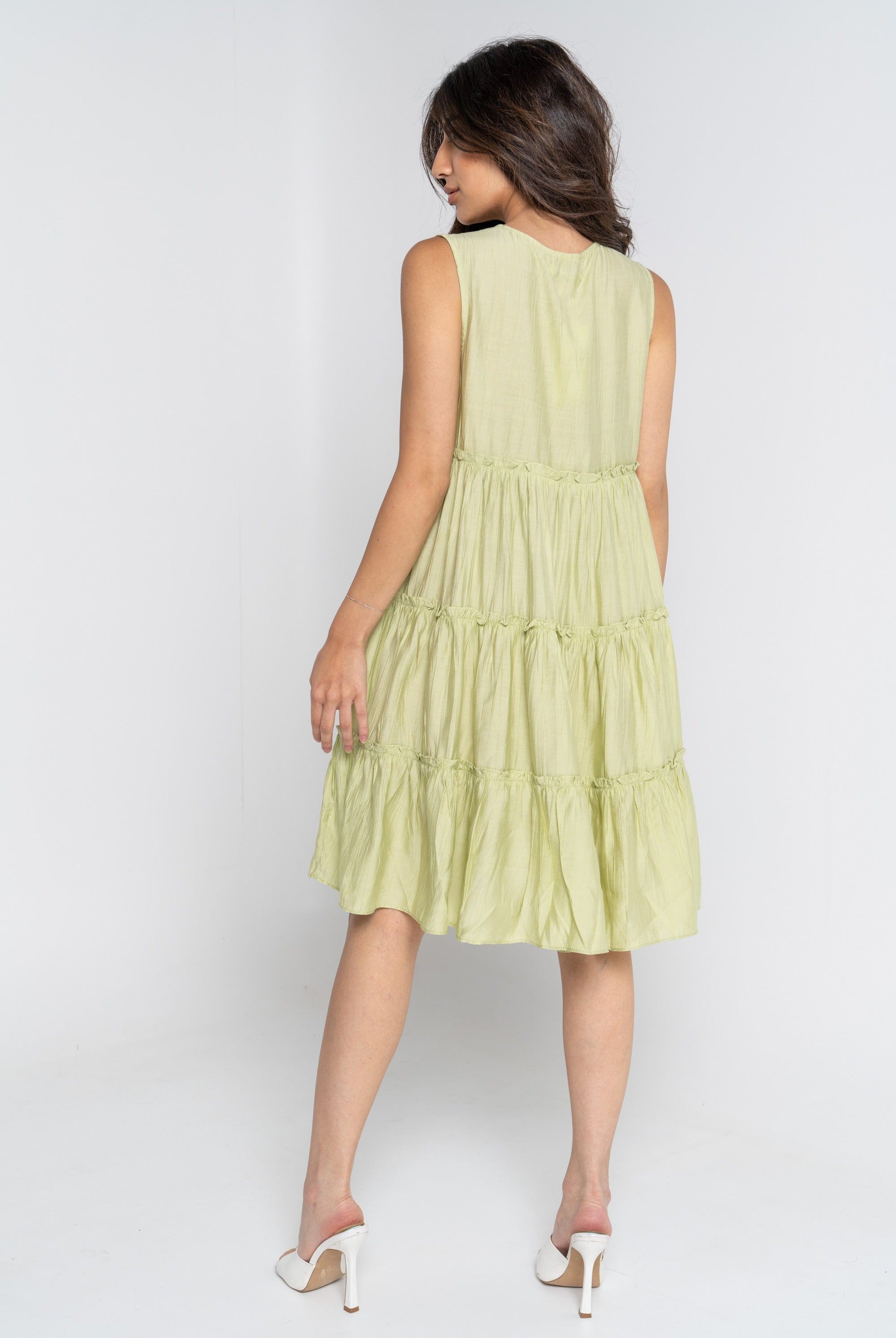 ميكا فستان بدون أكمام بطول الركبة بفتحة رقبة سبعة