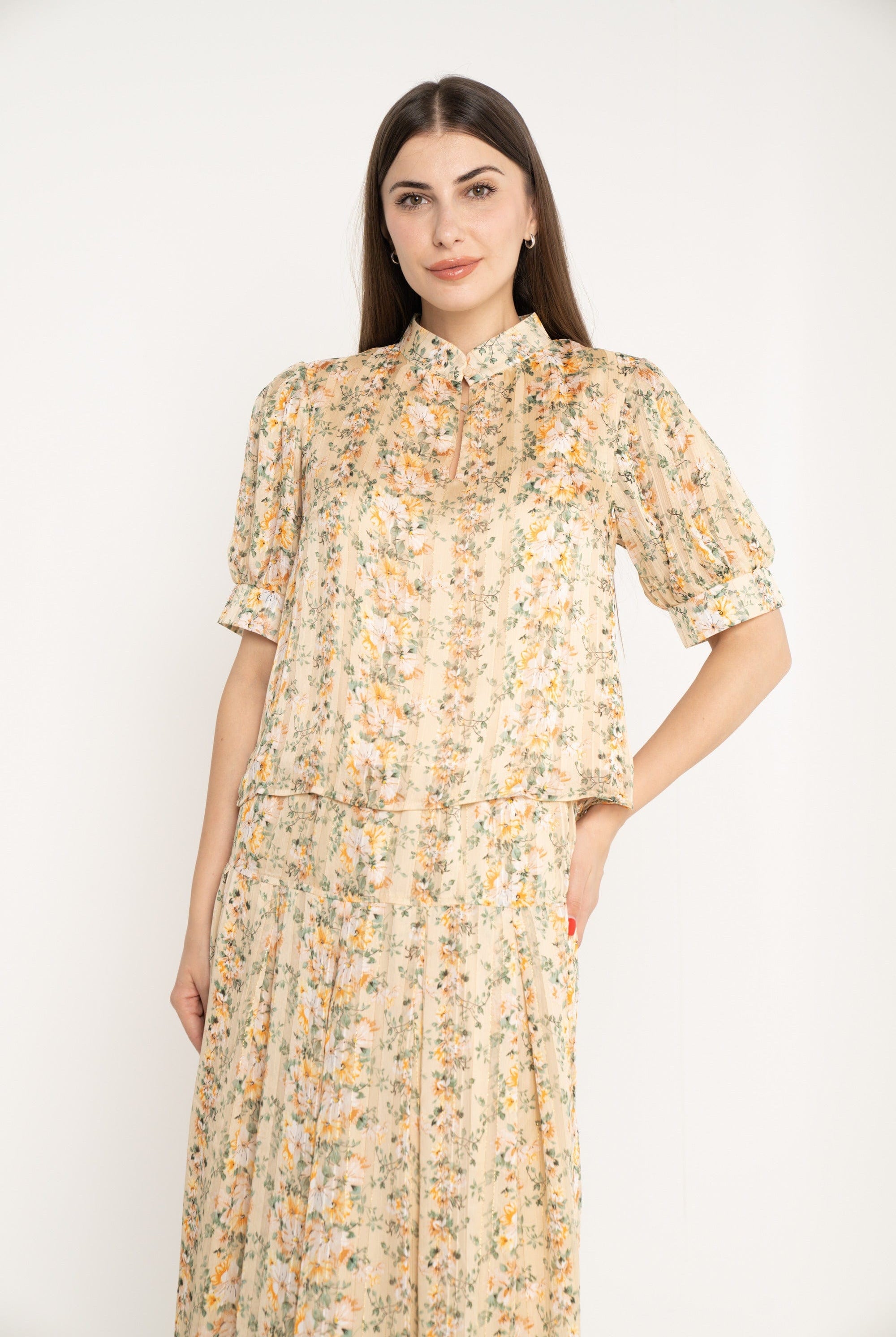 ميكا بلوزة مشجرة نص كم بف بفتحة صدر نسائي