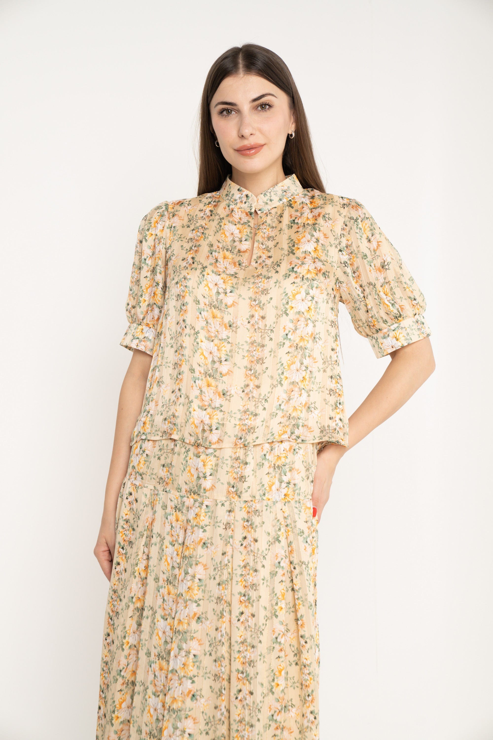 ميكا بلوزة مشجرة نص كم بف بفتحة صدر نسائي