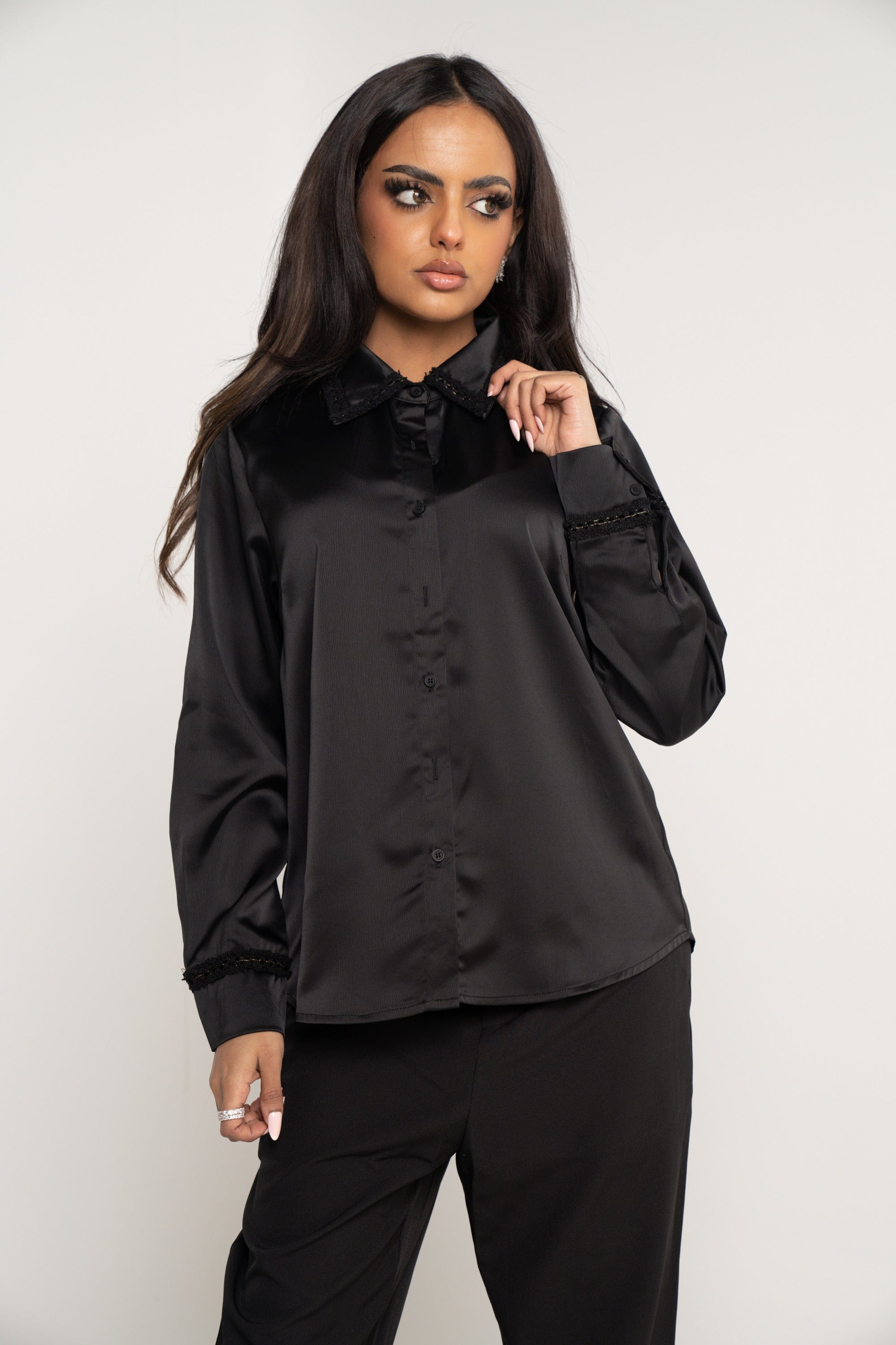 ميكا قميص سادة بأزرار أمامية كم طويل بأساور منقوشة وياقة