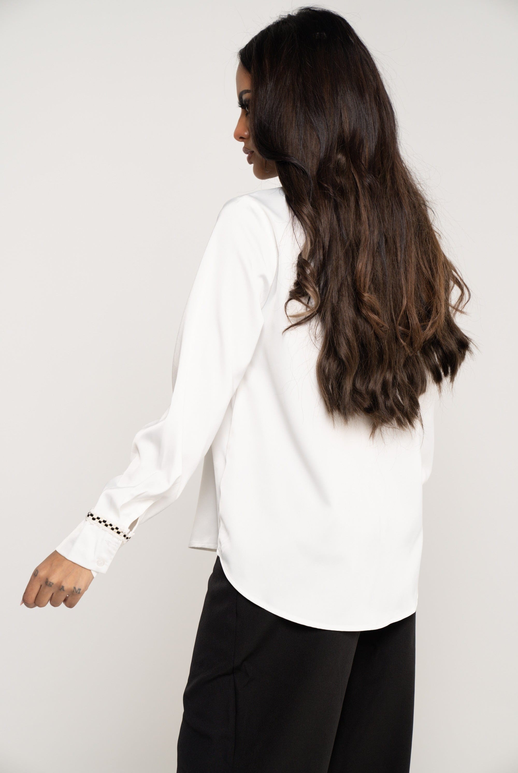 ميكا قميص سادة بأزرار أمامية كم طويل بأساور منقوشة وياقة