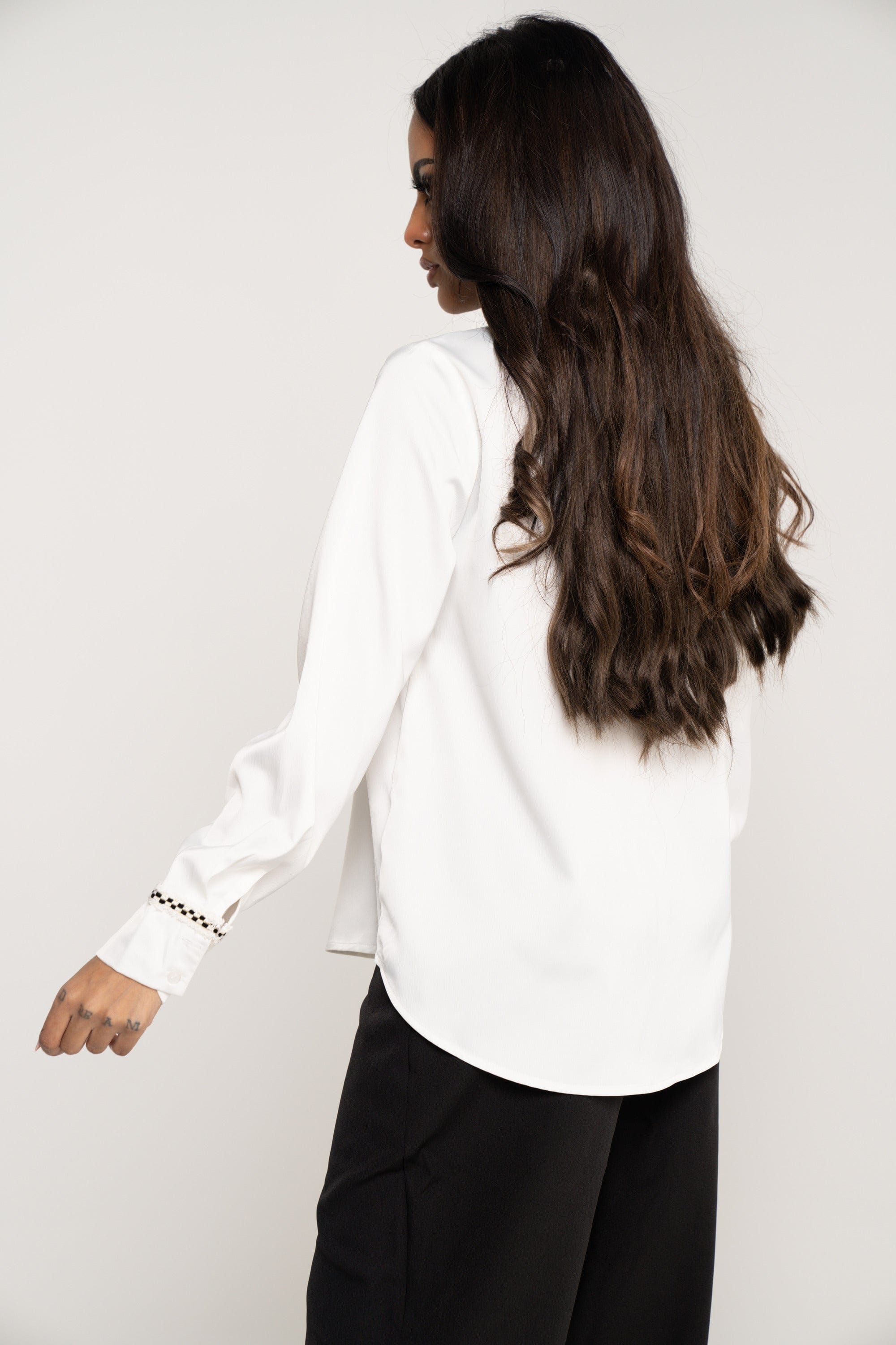 ميكا قميص سادة بأزرار أمامية كم طويل بأساور منقوشة وياقة