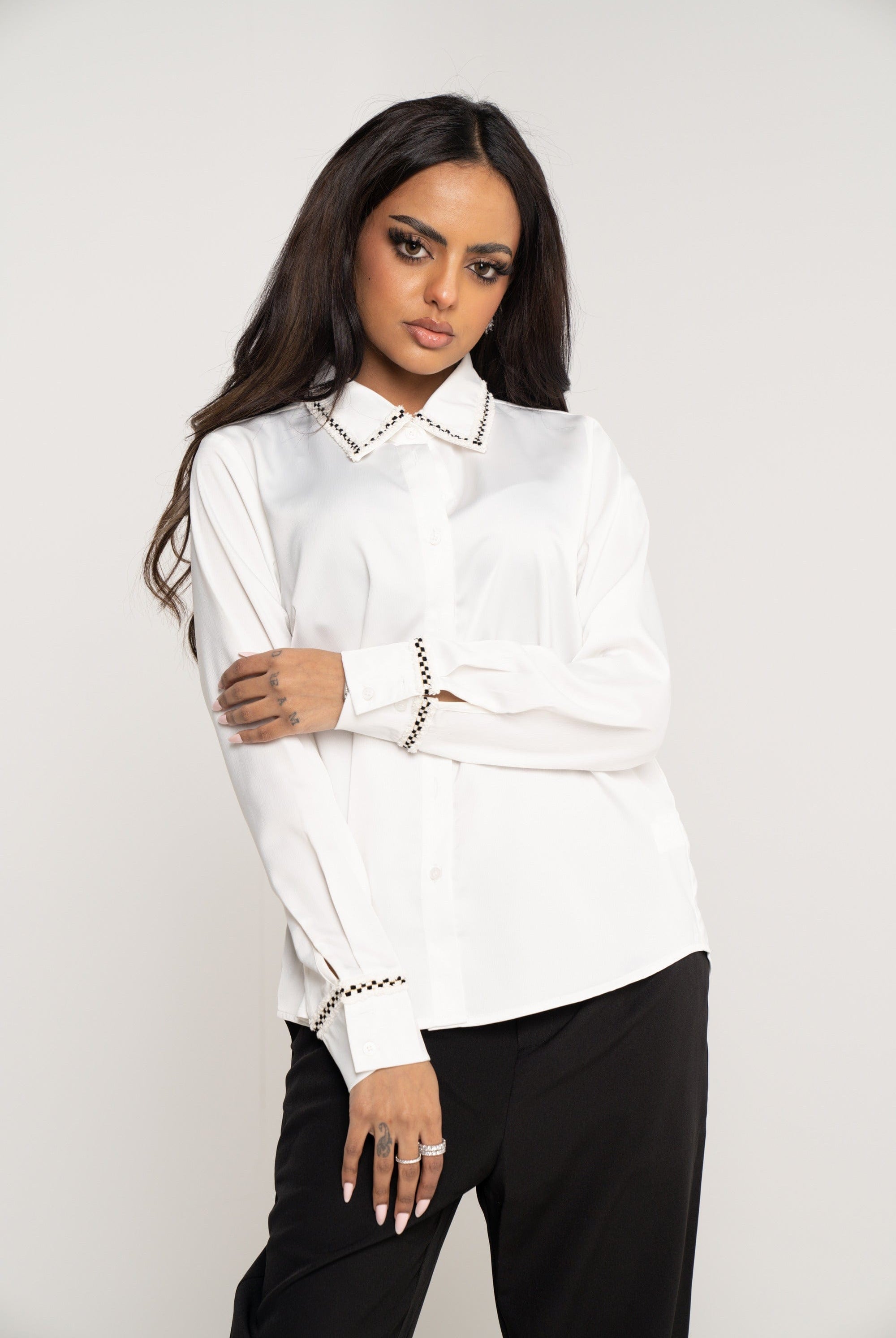 ميكا قميص سادة بأزرار أمامية كم طويل بأساور منقوشة وياقة