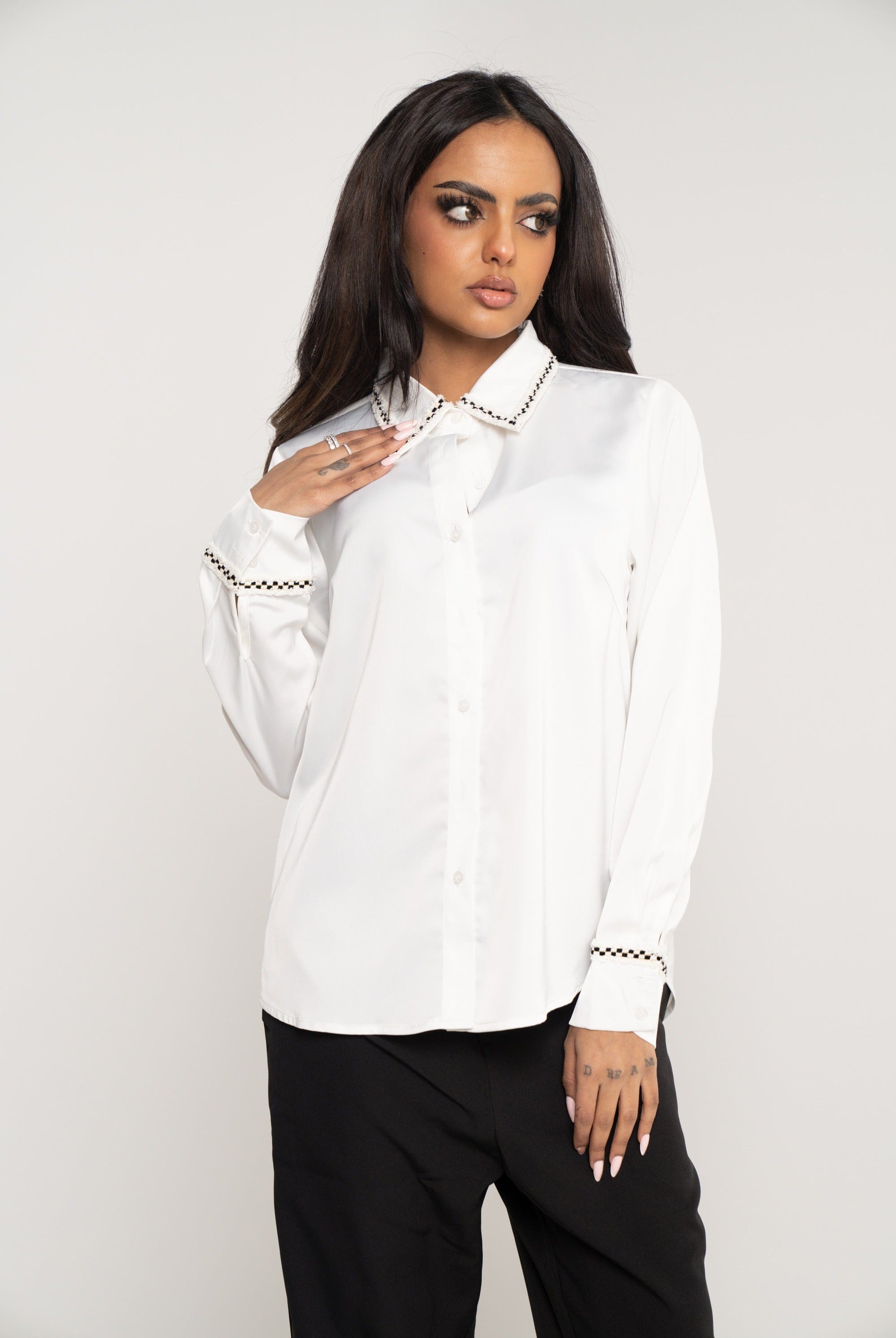 ميكا قميص سادة بأزرار أمامية كم طويل بأساور منقوشة وياقة