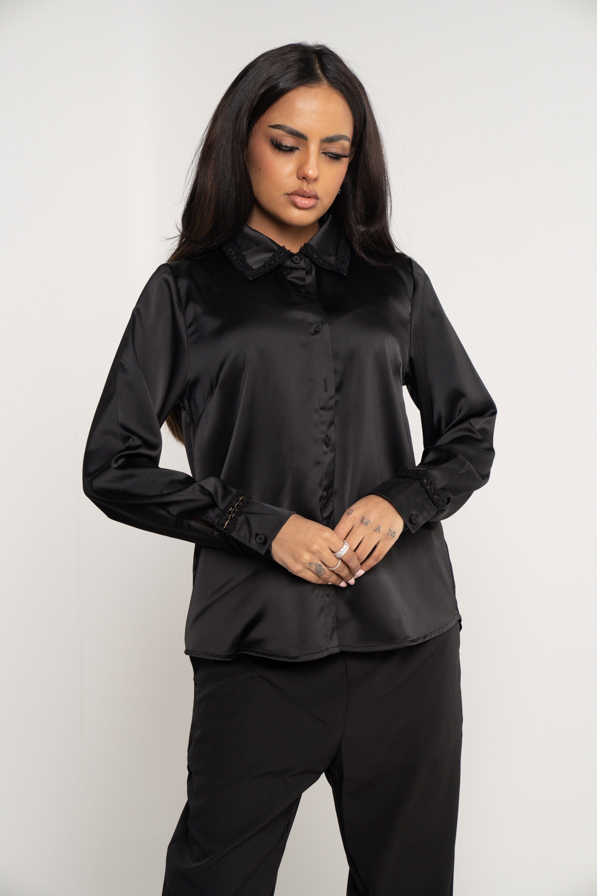 ميكا قميص سادة بأزرار أمامية كم طويل بأساور منقوشة وياقة