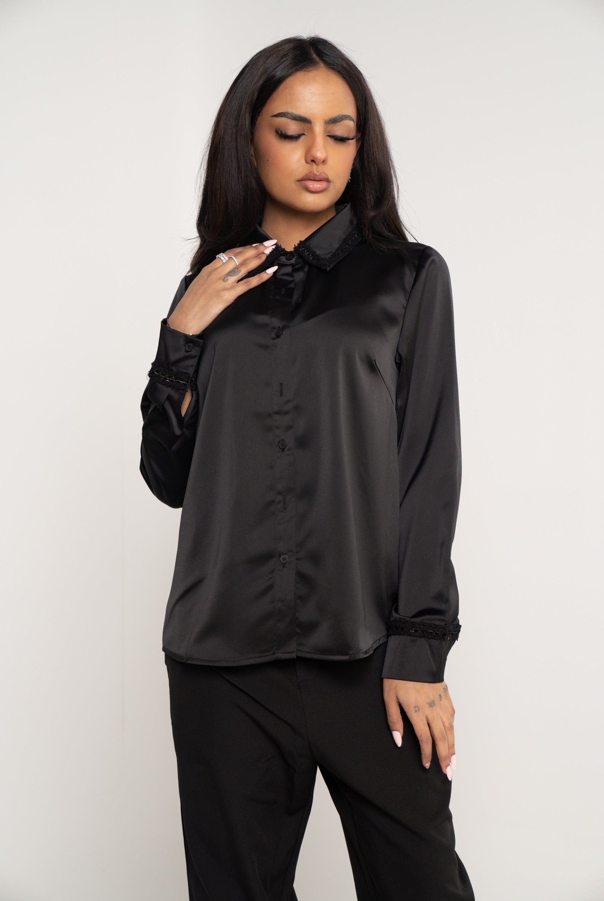 ميكا قميص سادة بأزرار أمامية كم طويل بأساور منقوشة وياقة