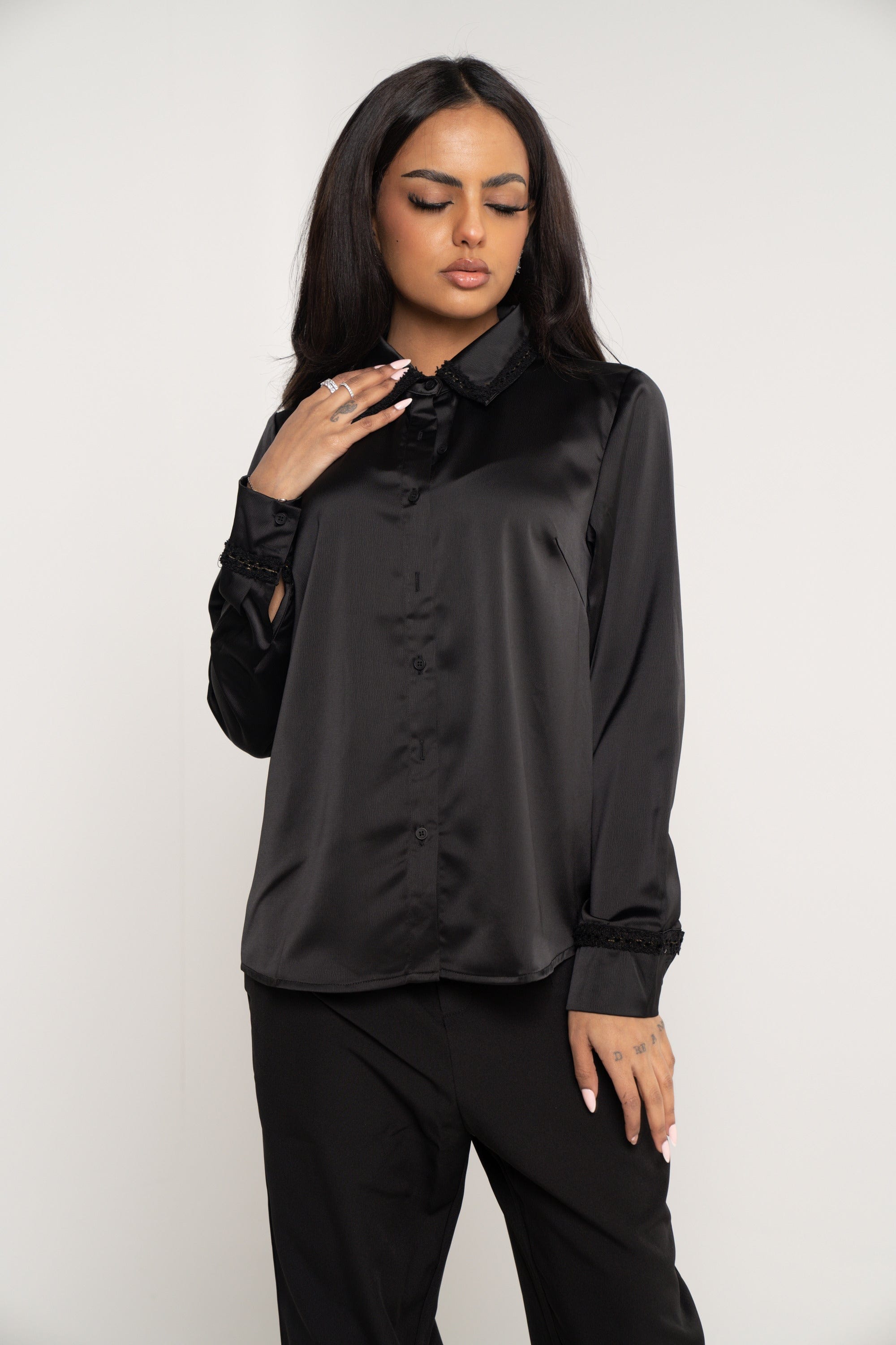 ميكا قميص سادة بأزرار أمامية كم طويل بأساور منقوشة وياقة