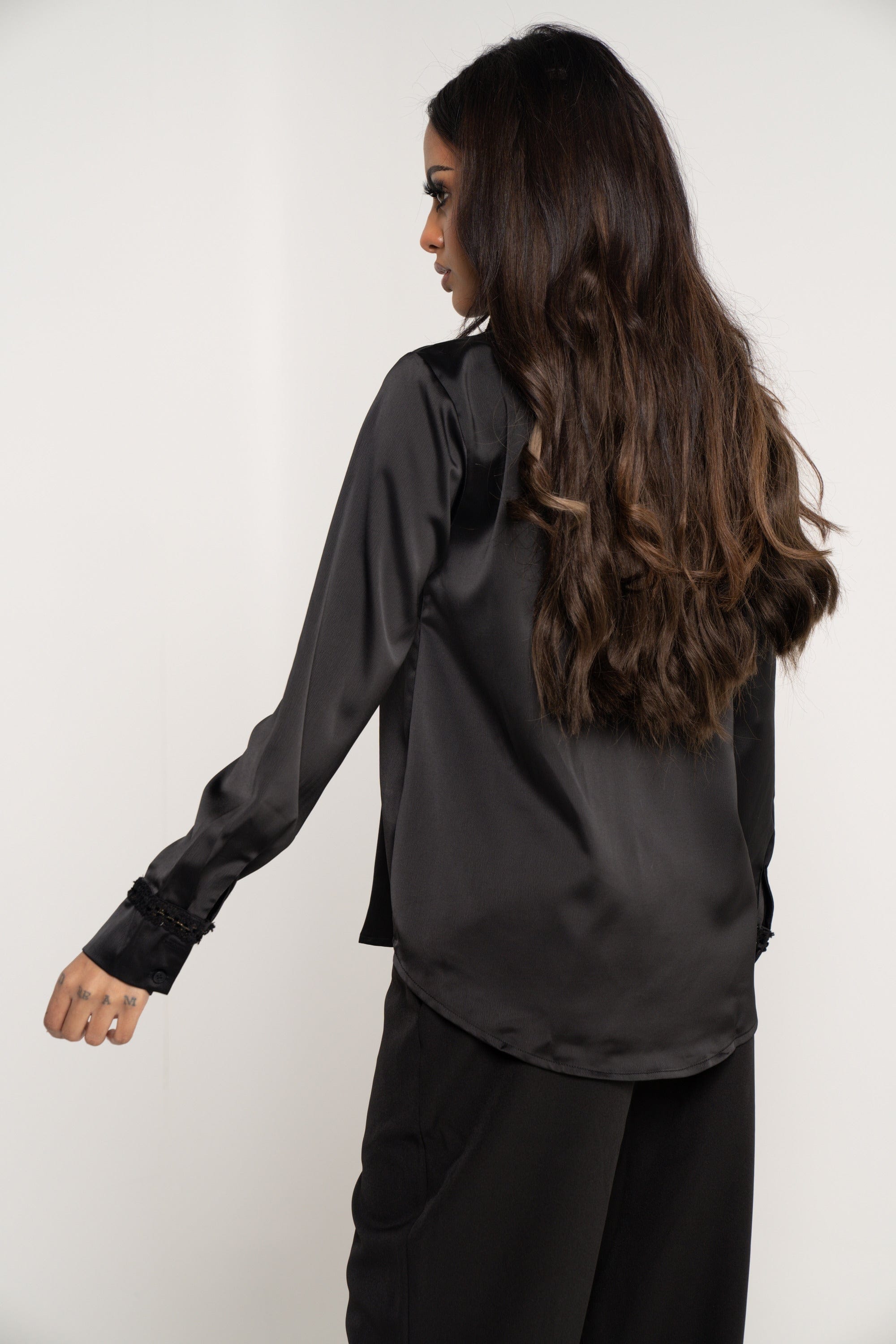 ميكا قميص سادة بأزرار أمامية كم طويل بأساور منقوشة وياقة