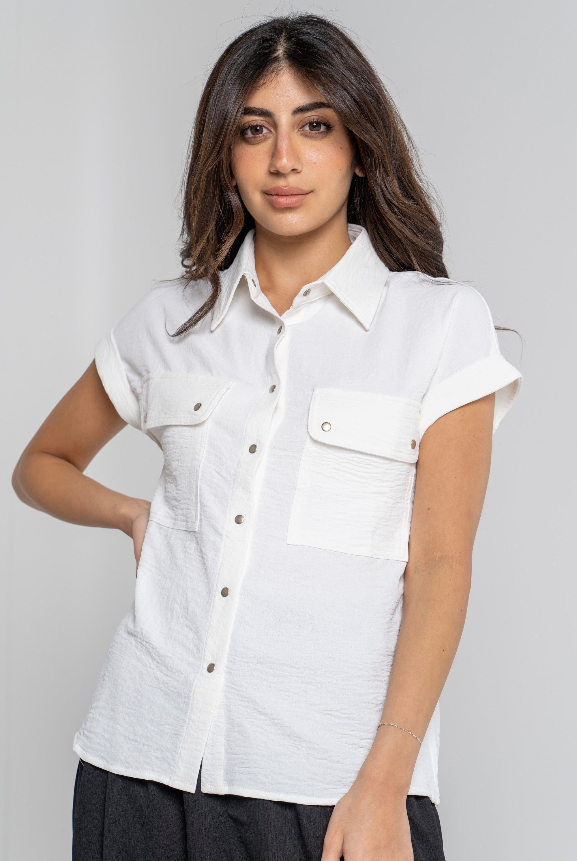 ميكا قميص سادة بأزرار أمامية بجيوب بأكمام قصيرة