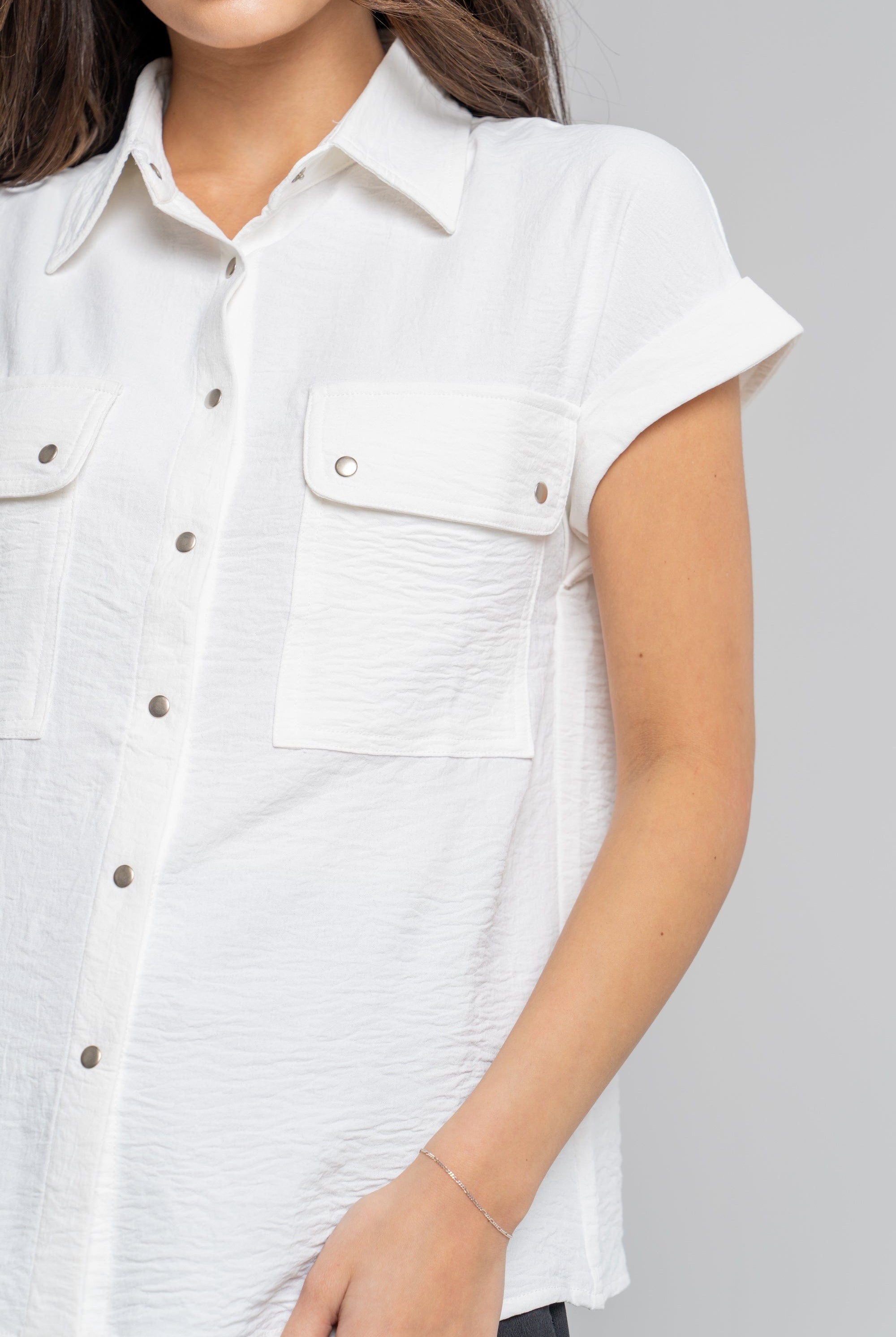 ميكا قميص سادة بأزرار أمامية بجيوب بأكمام قصيرة