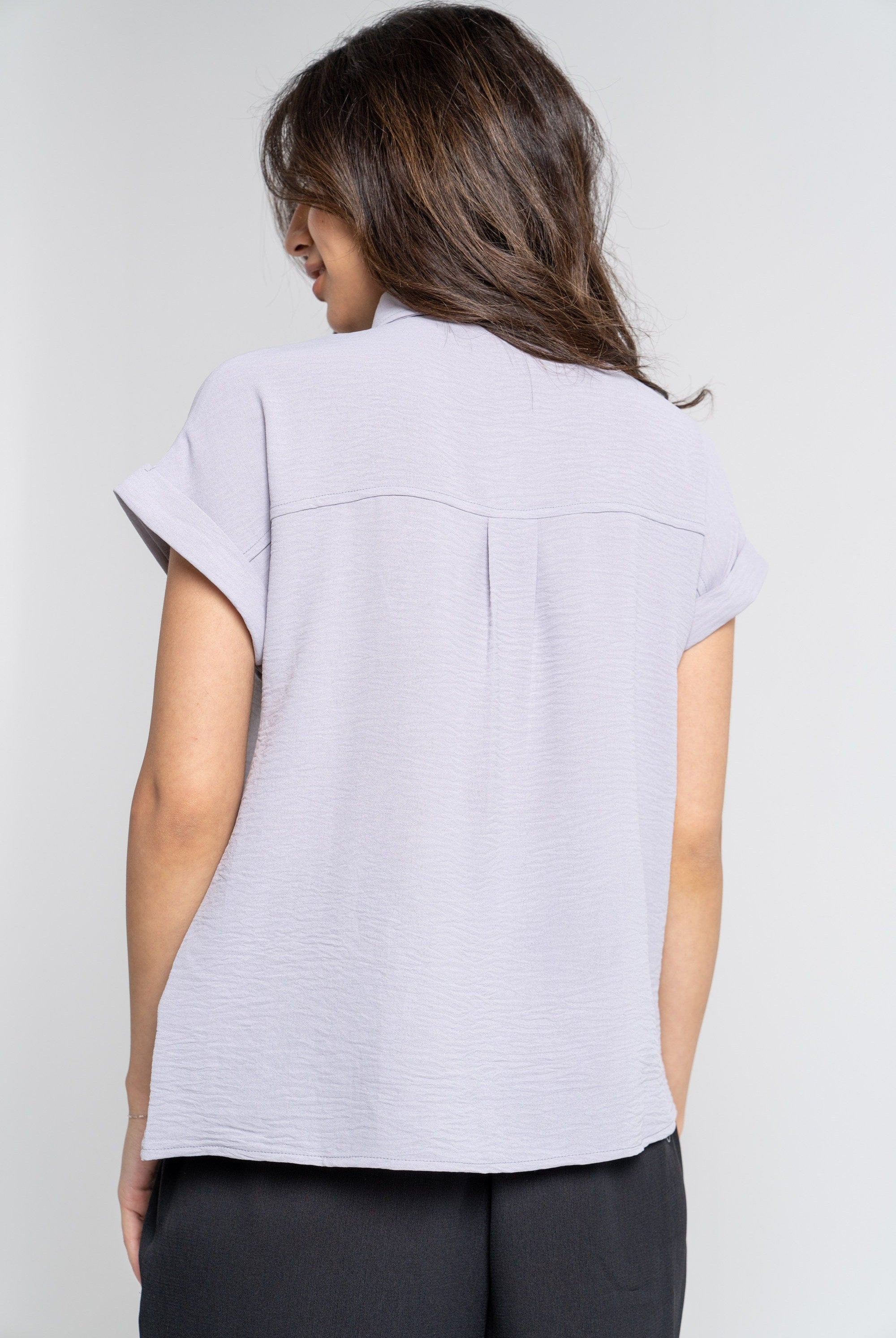 ميكا قميص سادة بأزرار أمامية بجيوب بأكمام قصيرة