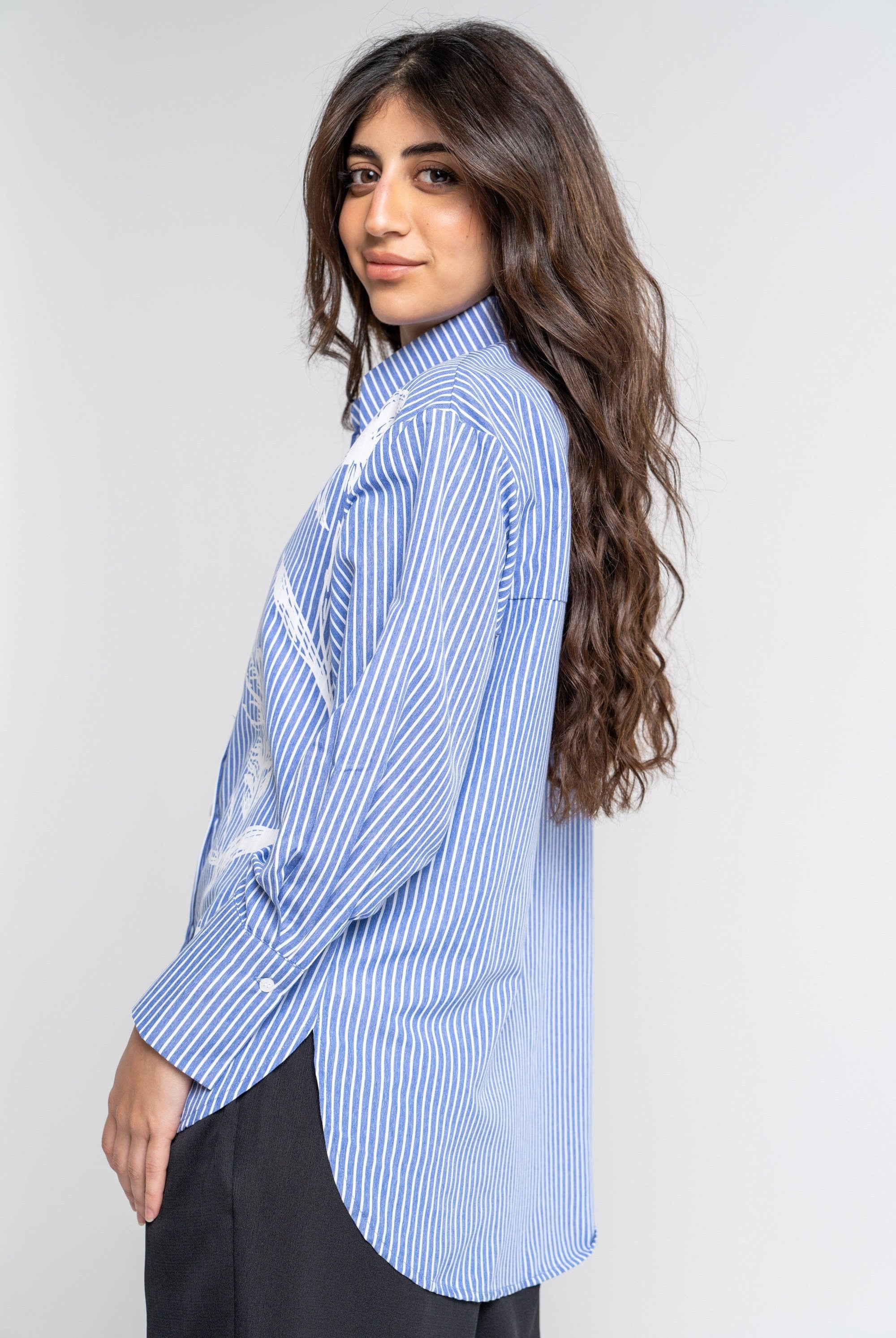 ميكا قميص مخطط ومنقوش بالورد بأكمام طويلة