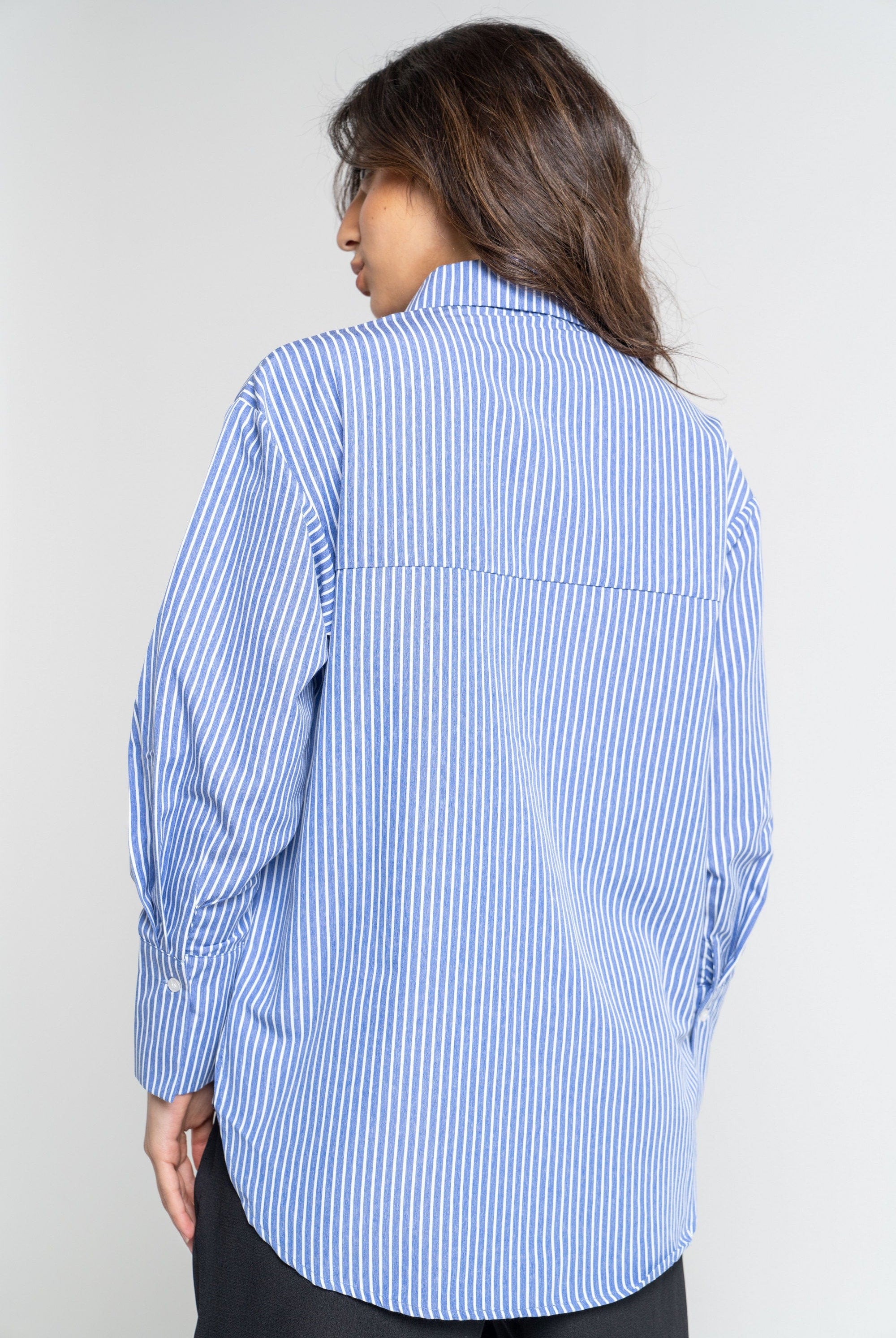 ميكا قميص مخطط ومنقوش بالورد بأكمام طويلة