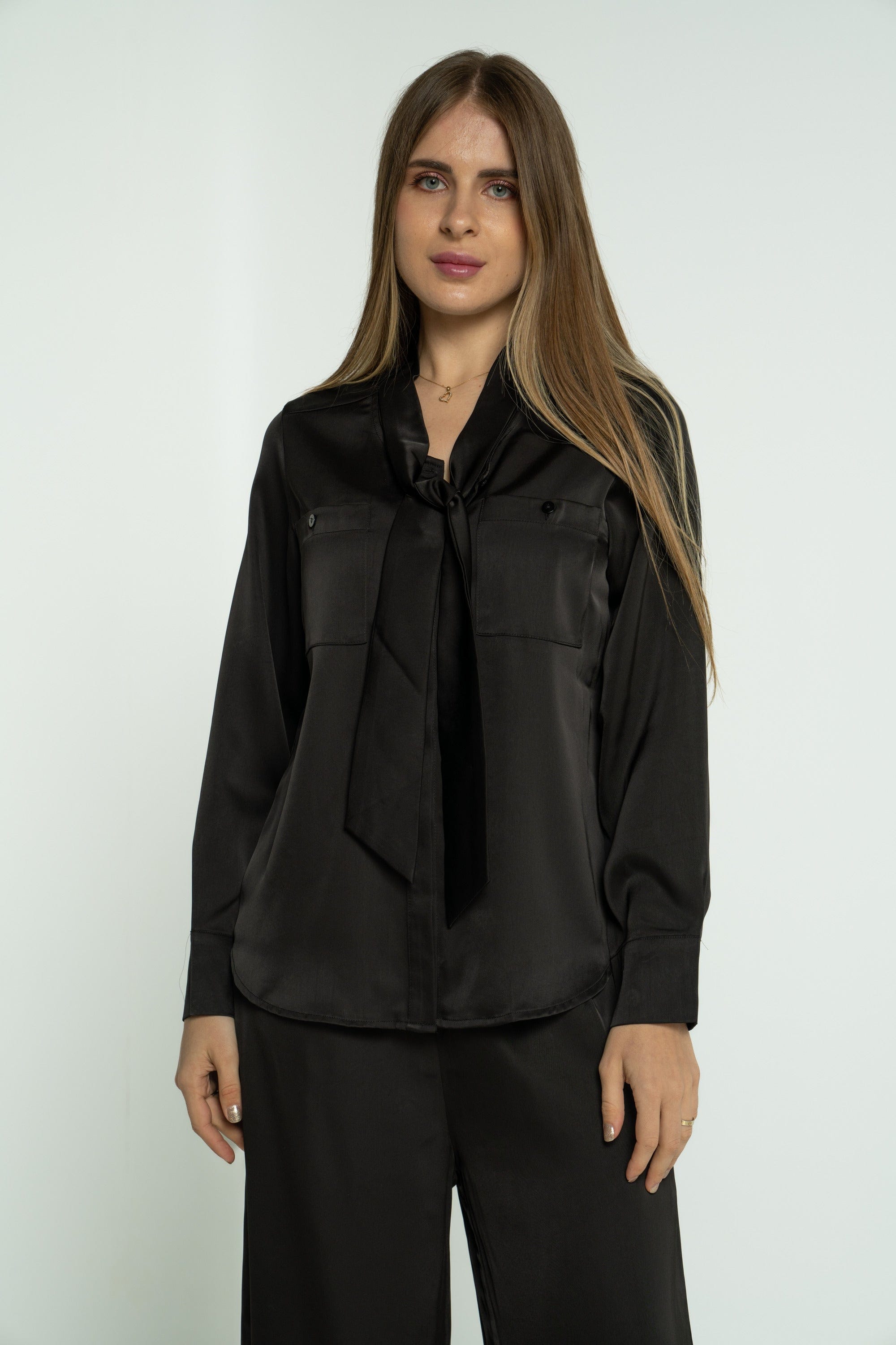 ميكا بلوزة سادة بربطة عنق بأكمام طويلة