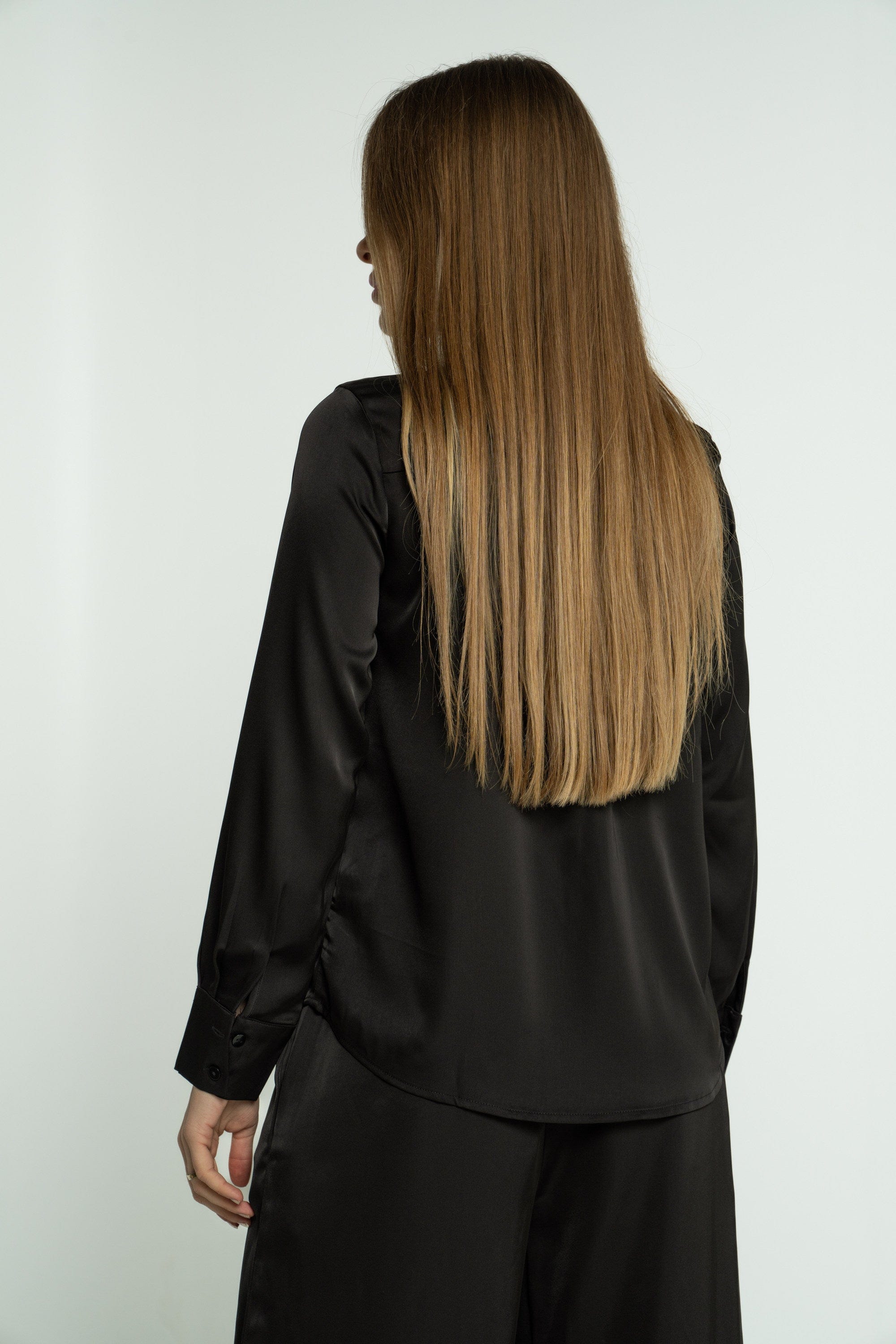 ميكا بلوزة سادة بربطة عنق بأكمام طويلة