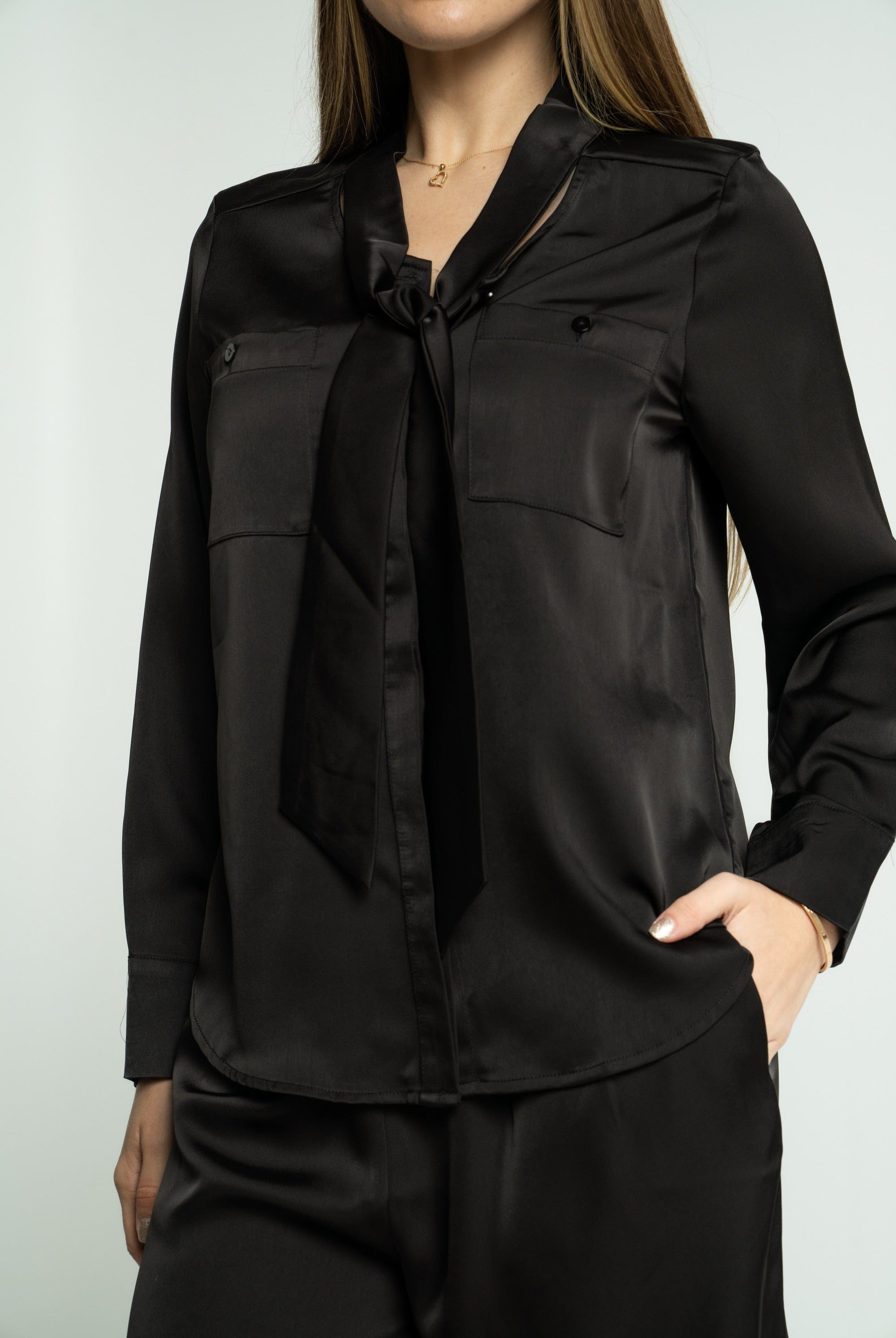 ميكا بلوزة سادة بربطة عنق بأكمام طويلة