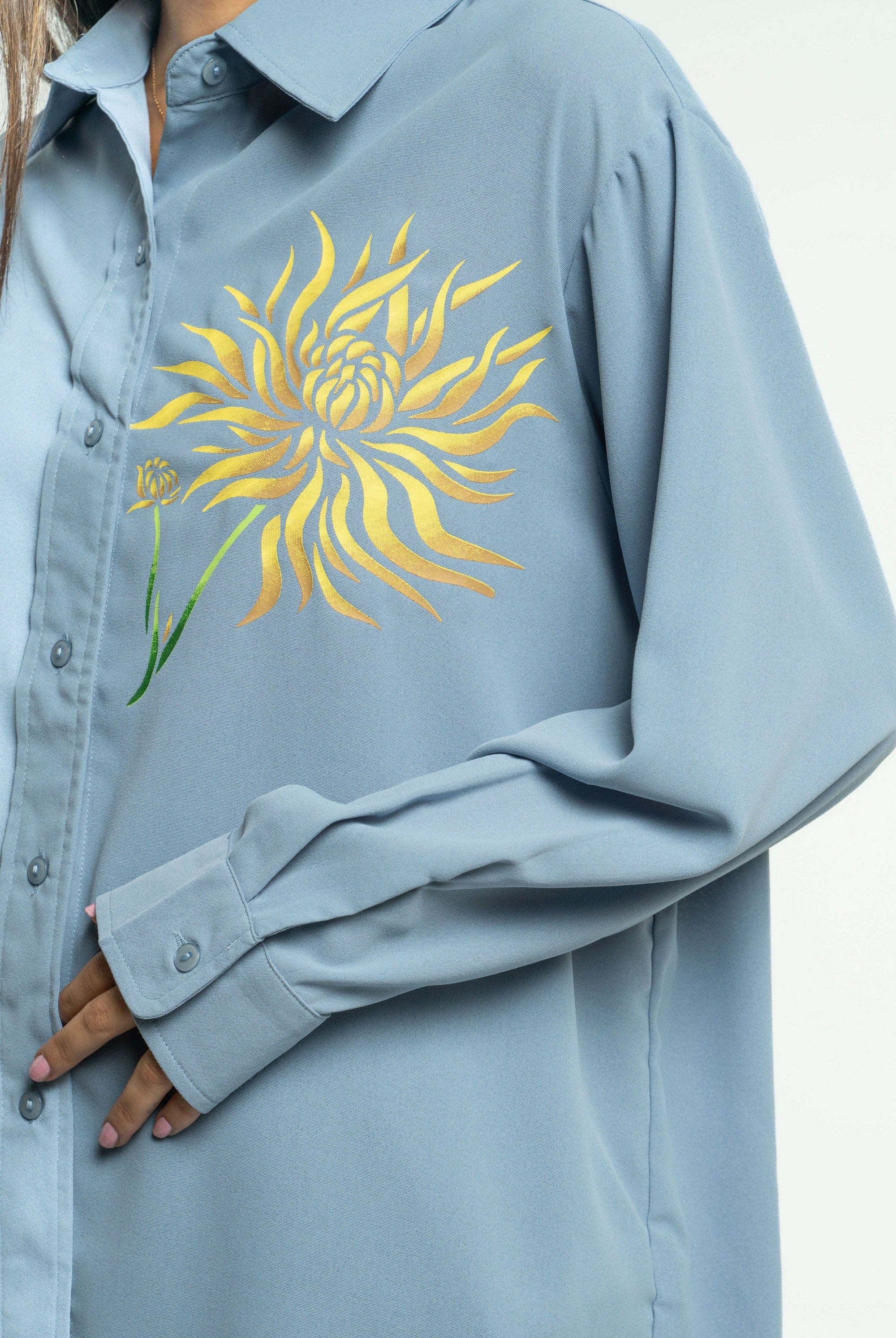 ميكا قميص سادة منقوش بوردة على الصدر بأكمام طويلة