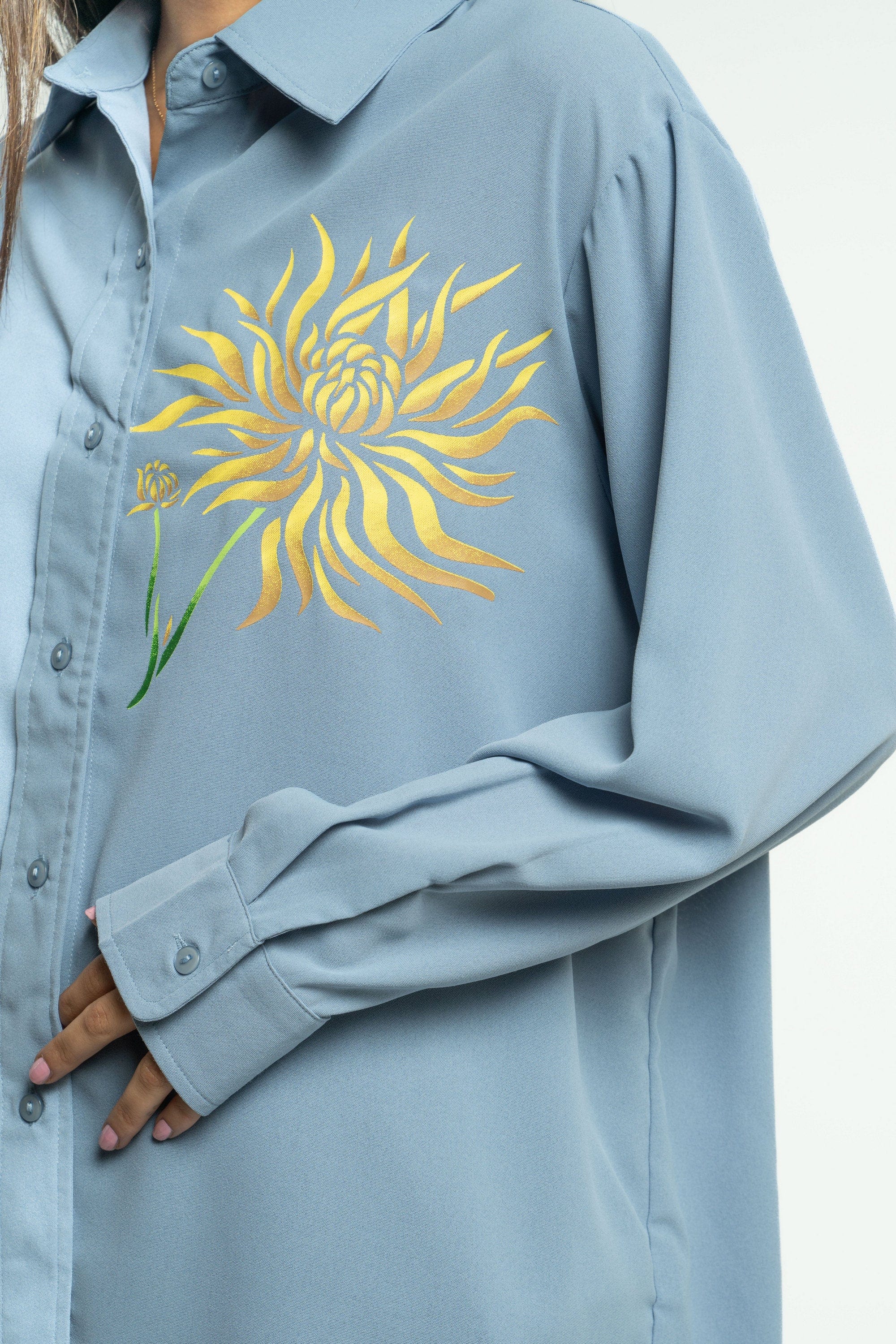 ميكا قميص سادة منقوش بوردة على الصدر بأكمام طويلة