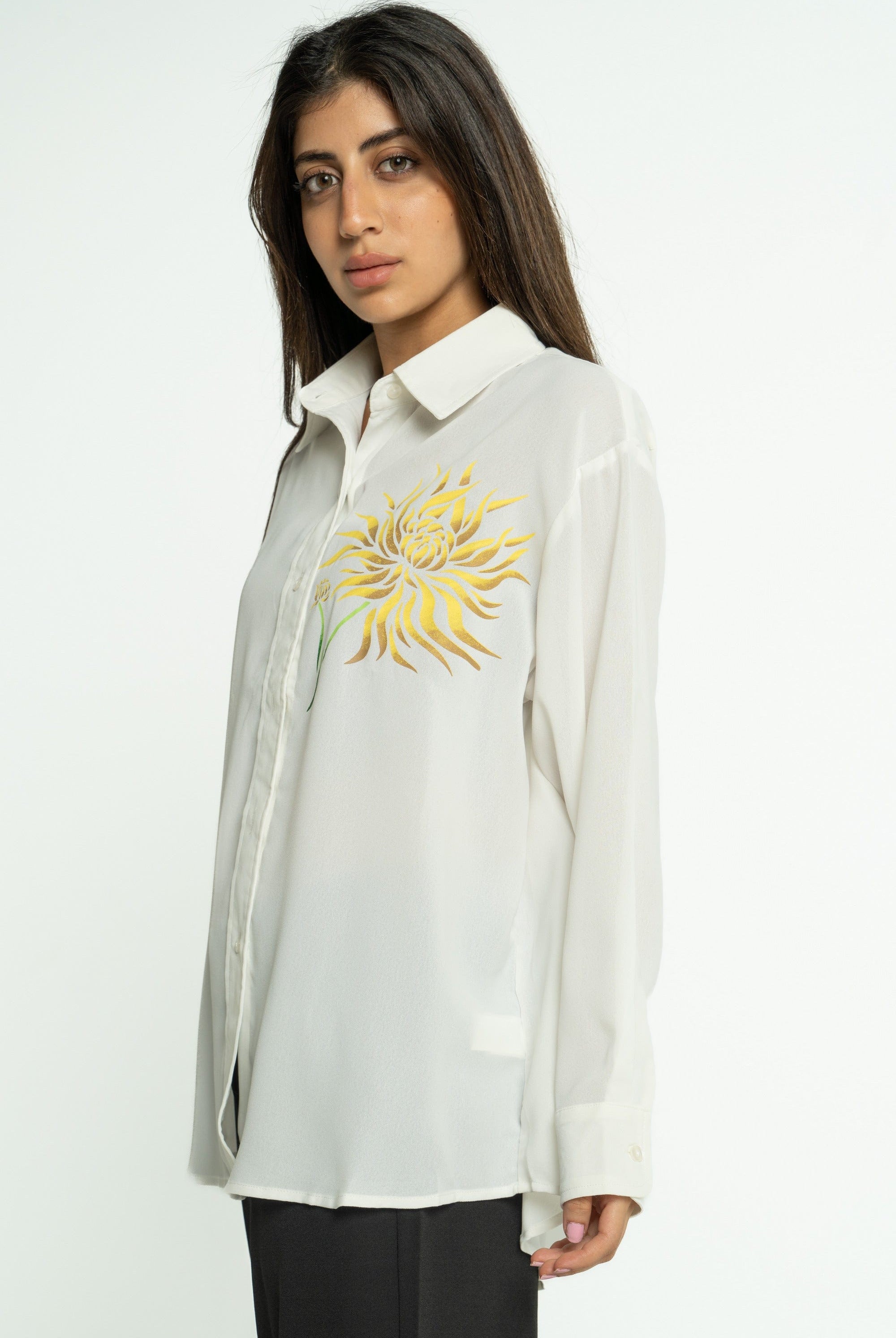 ميكا قميص سادة منقوش بوردة على الصدر بأكمام طويلة